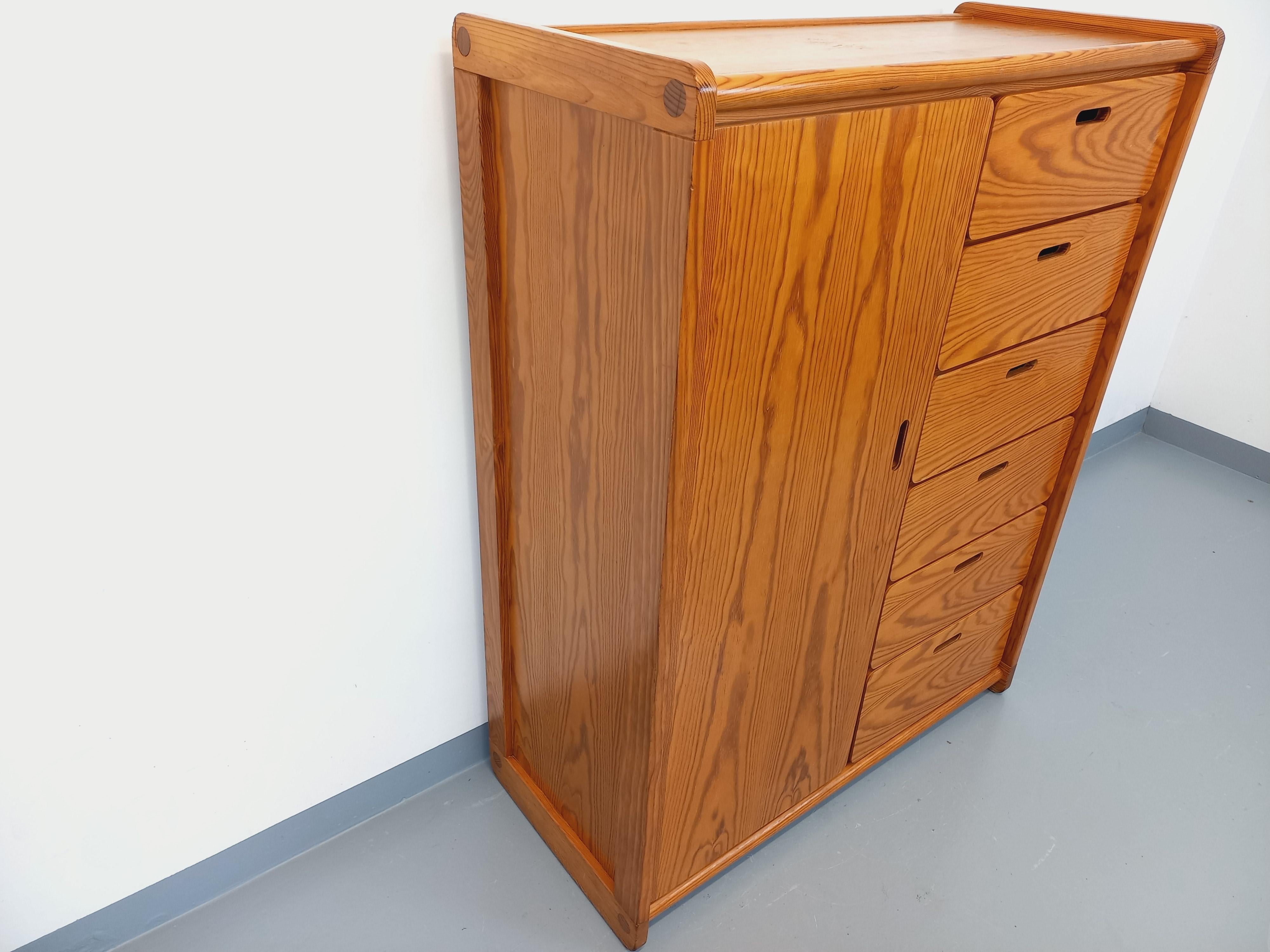 Kleiner Kommodenschrank im Vintage-Stil der 70er und 80er Jahre der Marke Gautier, aus Steckholz, 6 Türen und 1 Pforte mit Penderie, viele Montagedetails, Innenausstattung aus Laminat, praktisches Format mit vielen Ablagen, insgesamt sehr gut