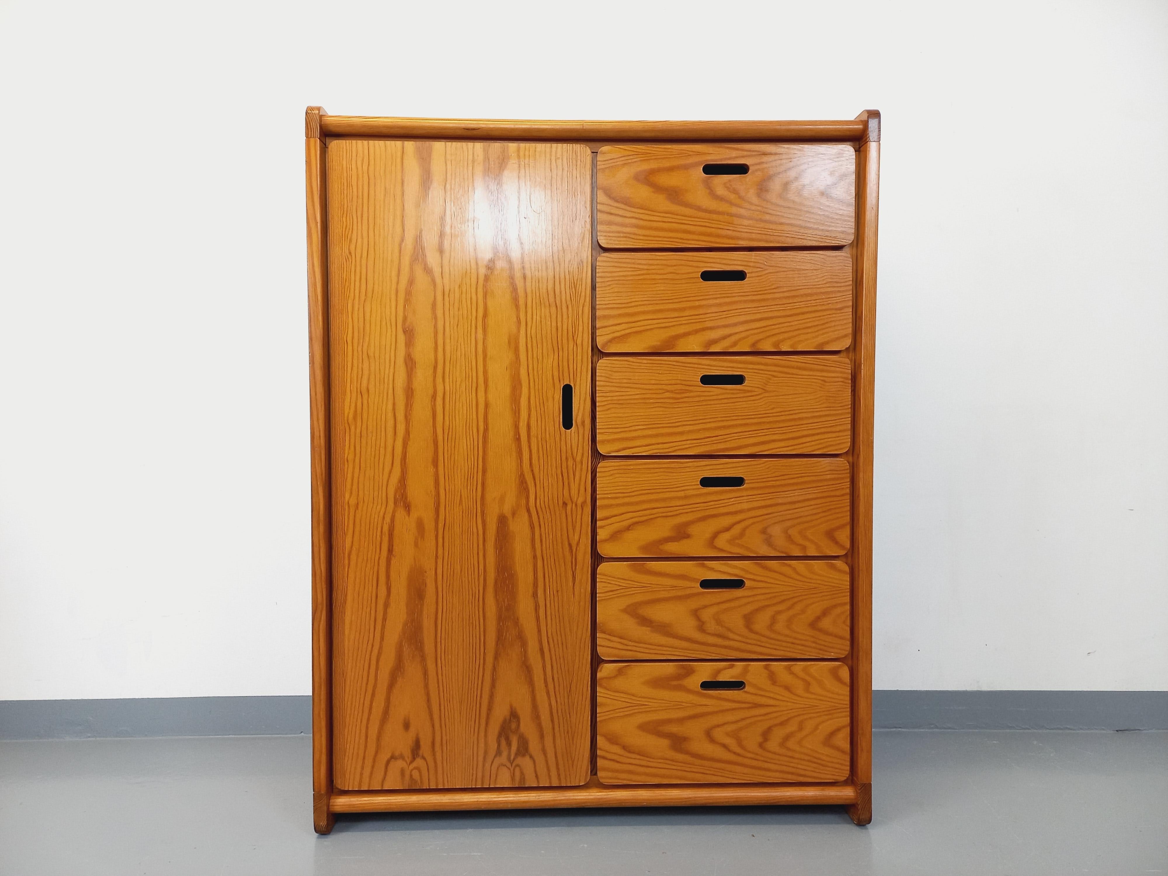 Kleine Kommode im Schrankstil avec tiroirs et penderie Vintage Gautier en pin (Französisch) im Angebot