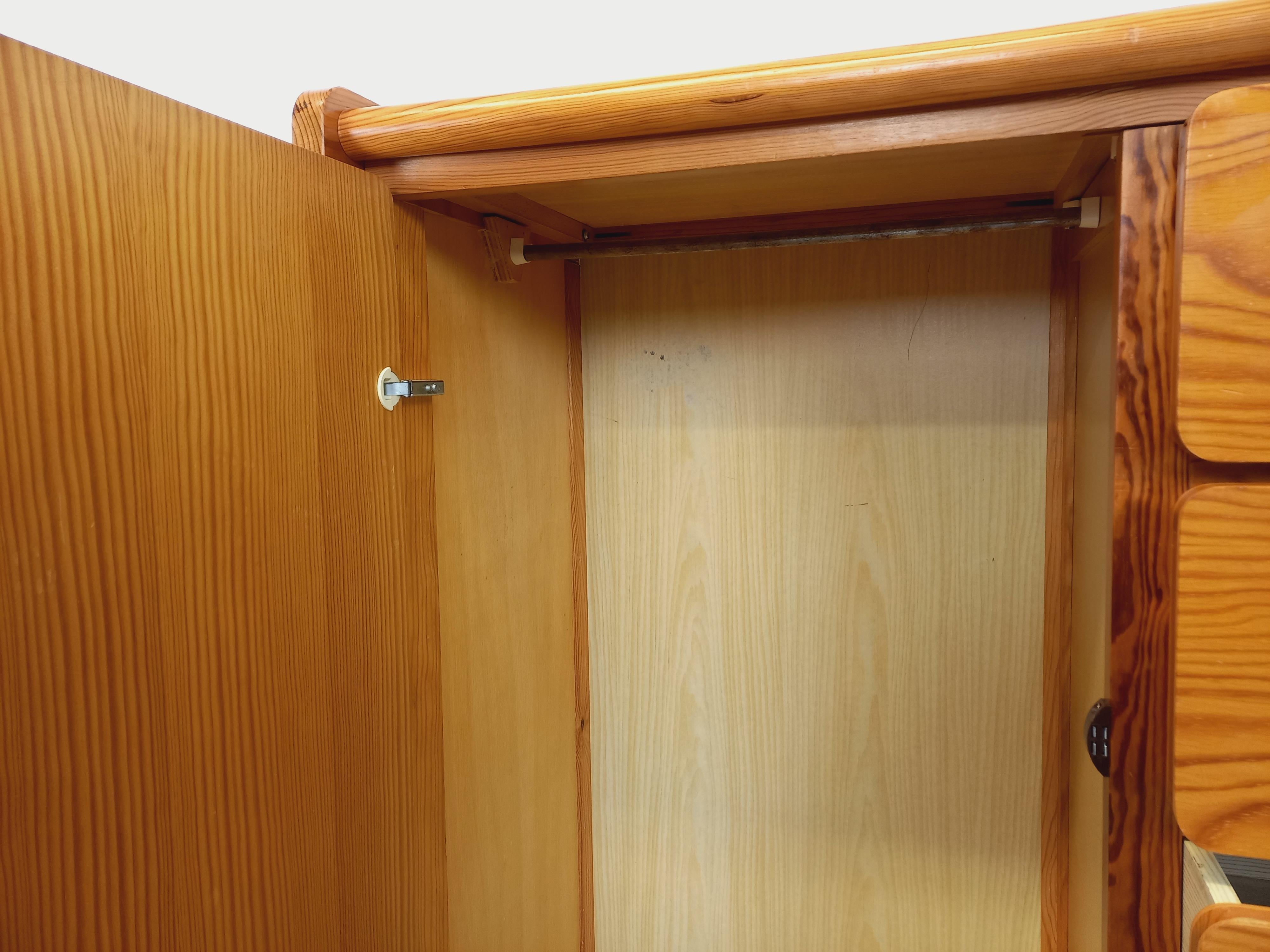 Kleine Kommode im Schrankstil avec tiroirs et penderie Vintage Gautier en pin im Zustand „Gut“ im Angebot in BESANÇON, FR
