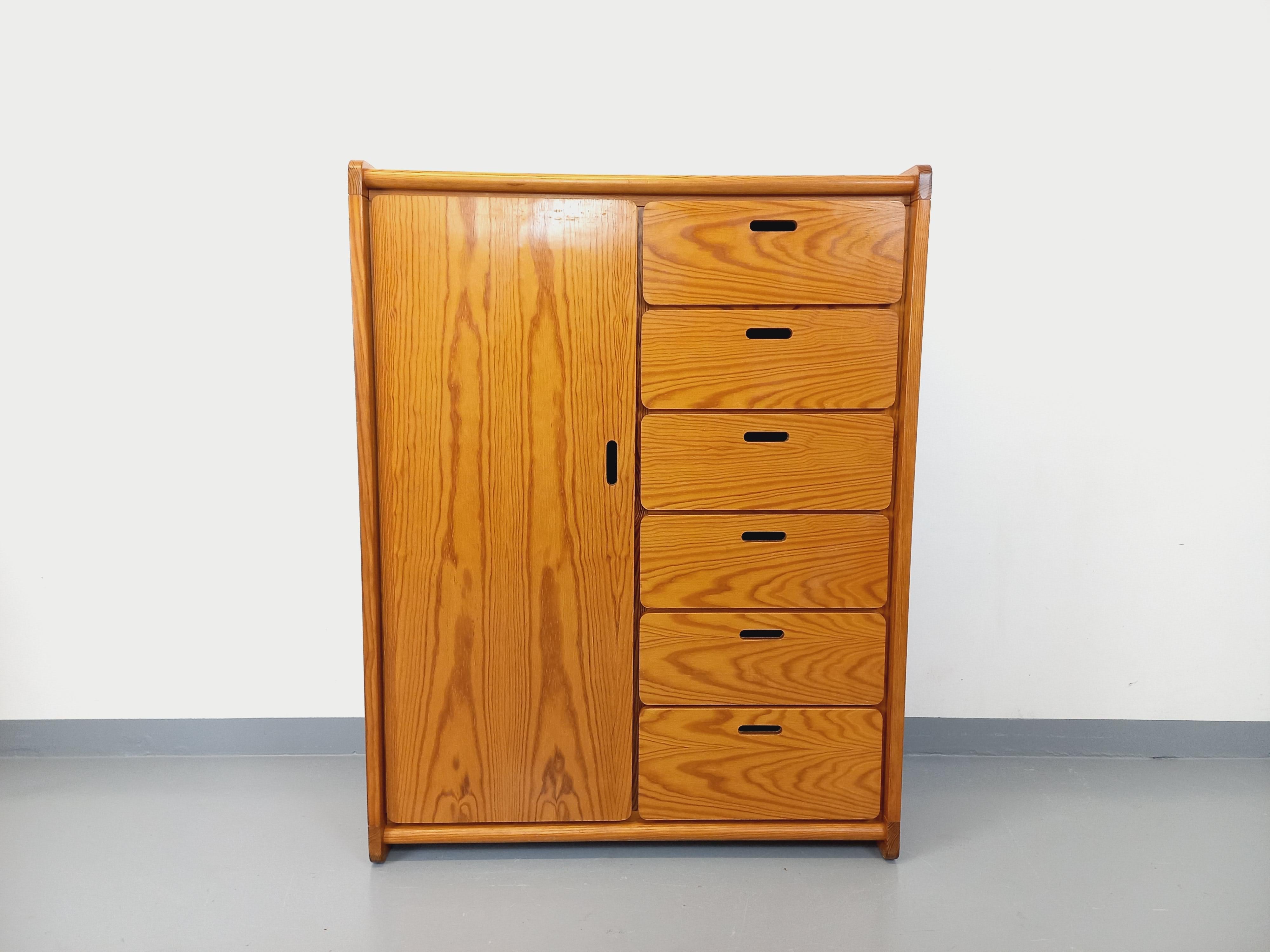 Kleine Kommode im Schrankstil avec tiroirs et penderie Vintage Gautier en pin (Kiefernholz) im Angebot