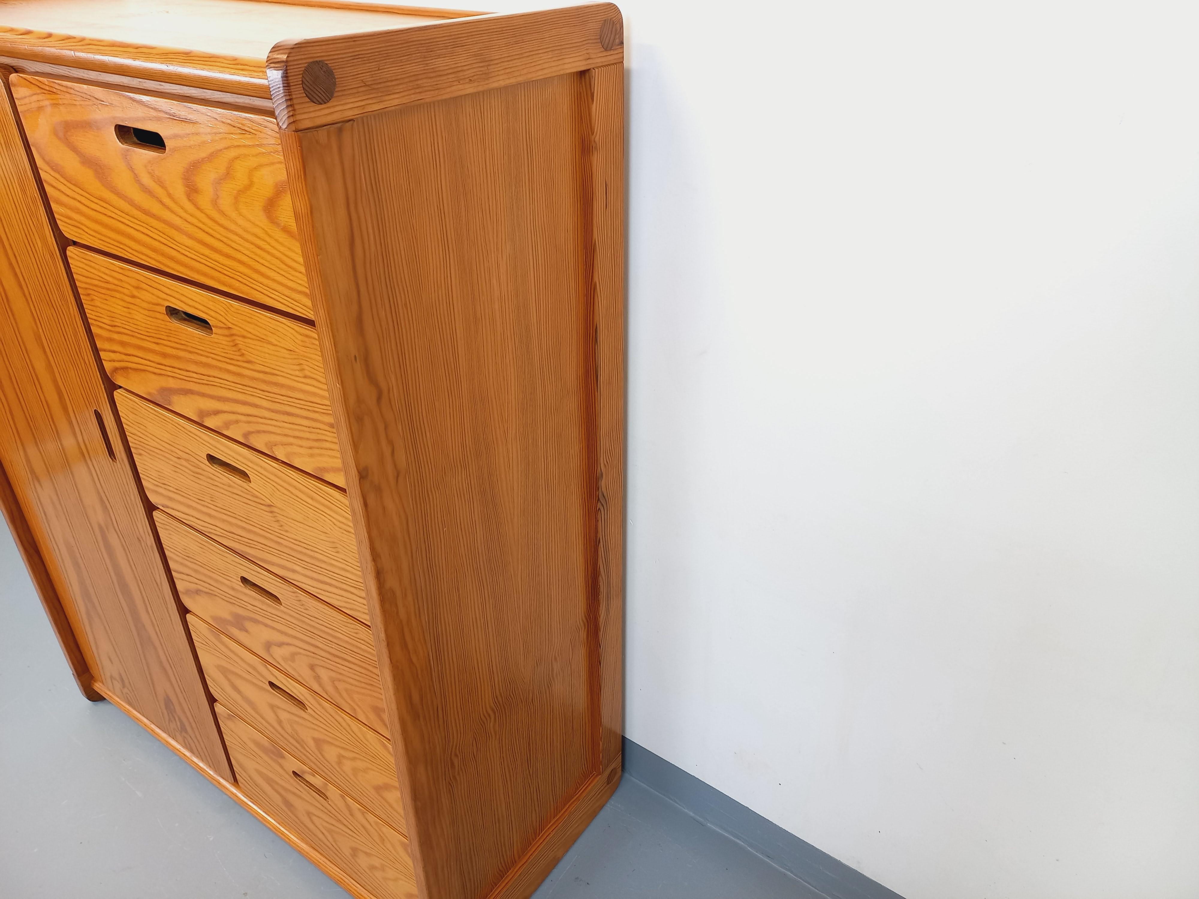 Kleine Kommode im Schrankstil avec tiroirs et penderie Vintage Gautier en pin im Angebot 1