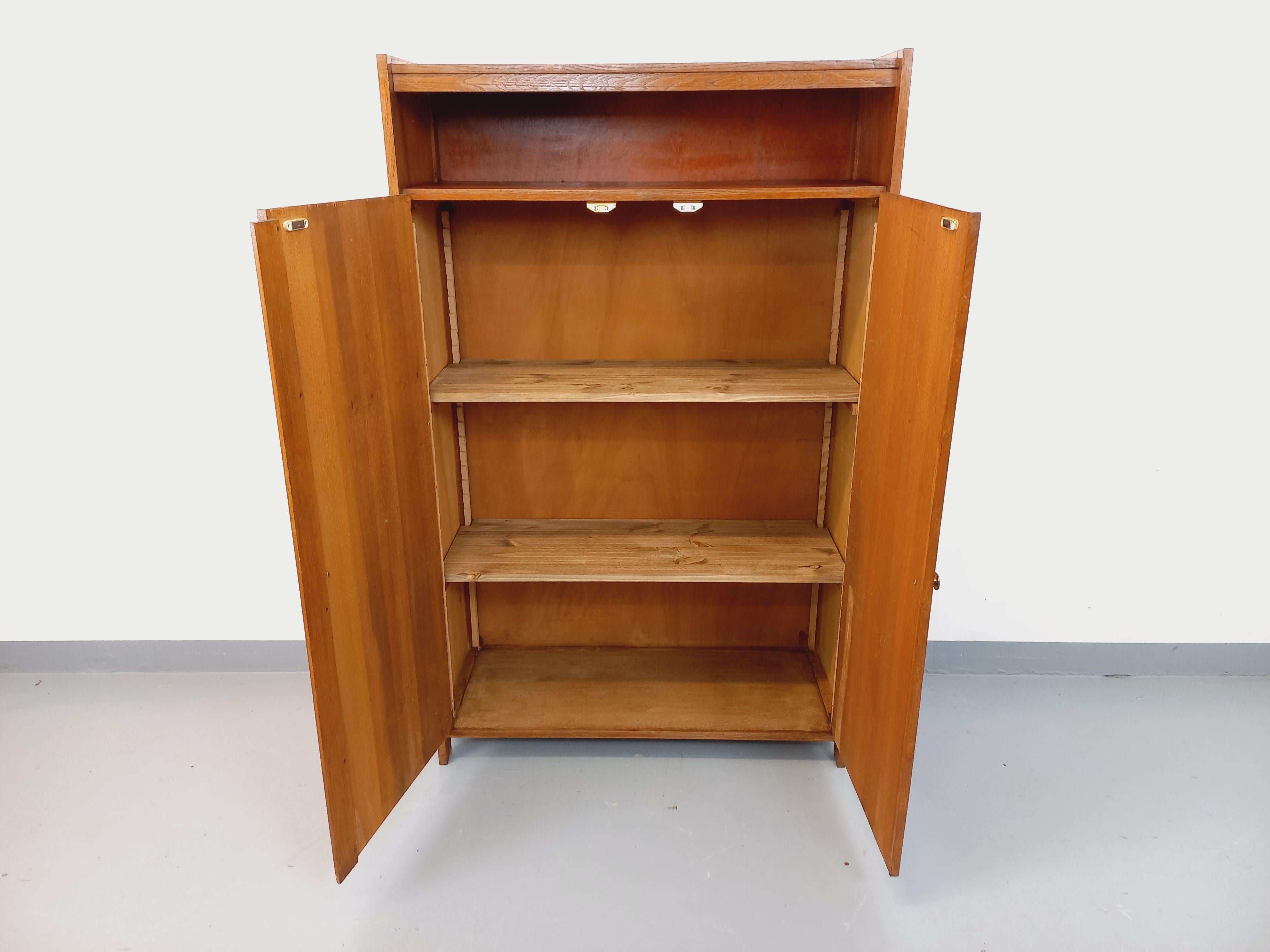 Kleiner Vintage-Schrank aus Holz aus den 60er Jahren 4