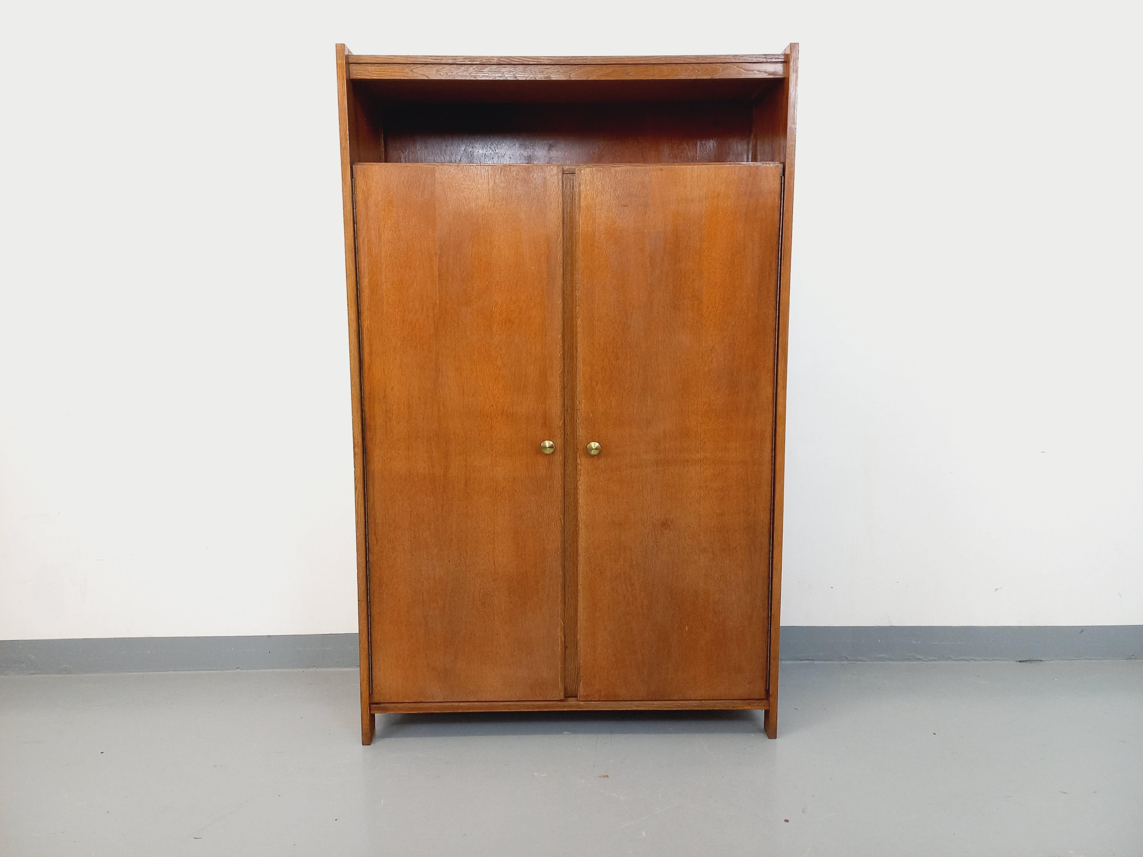 Kleiner Schrank Vintage aus den 60er Jahren, aus Holz, 2 Öffnungen mit 2 Innenfächern, Laitons, sehr guter Gesamtzustand mit dem Charme der vergangenen Zeit.
Ref 240 911
Größe : 148 cm
Größe : 93 cm
Profil : 38 cm
