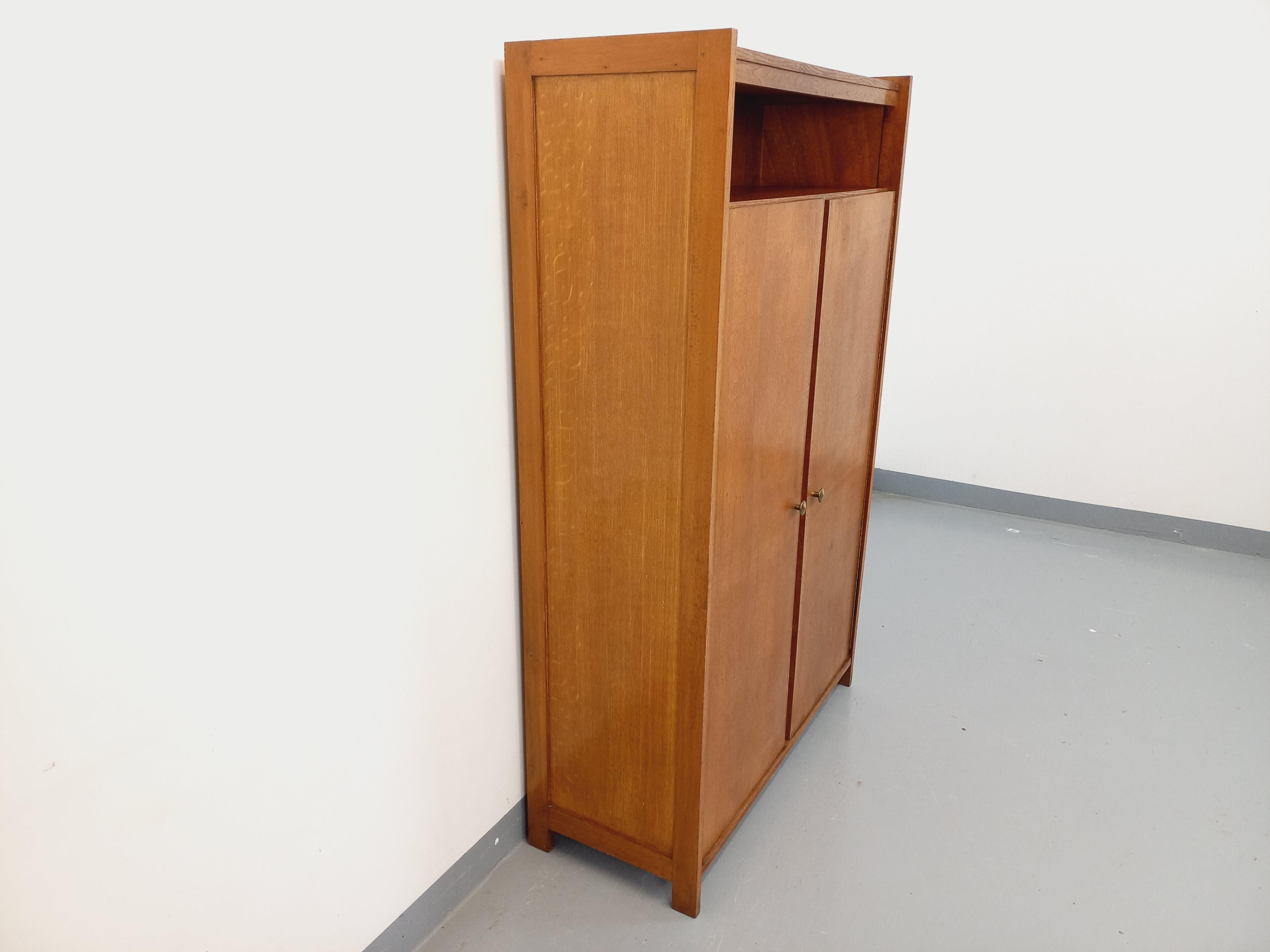 Kleiner Vintage-Schrank aus Holz aus den 60er Jahren (Moderne der Mitte des Jahrhunderts)