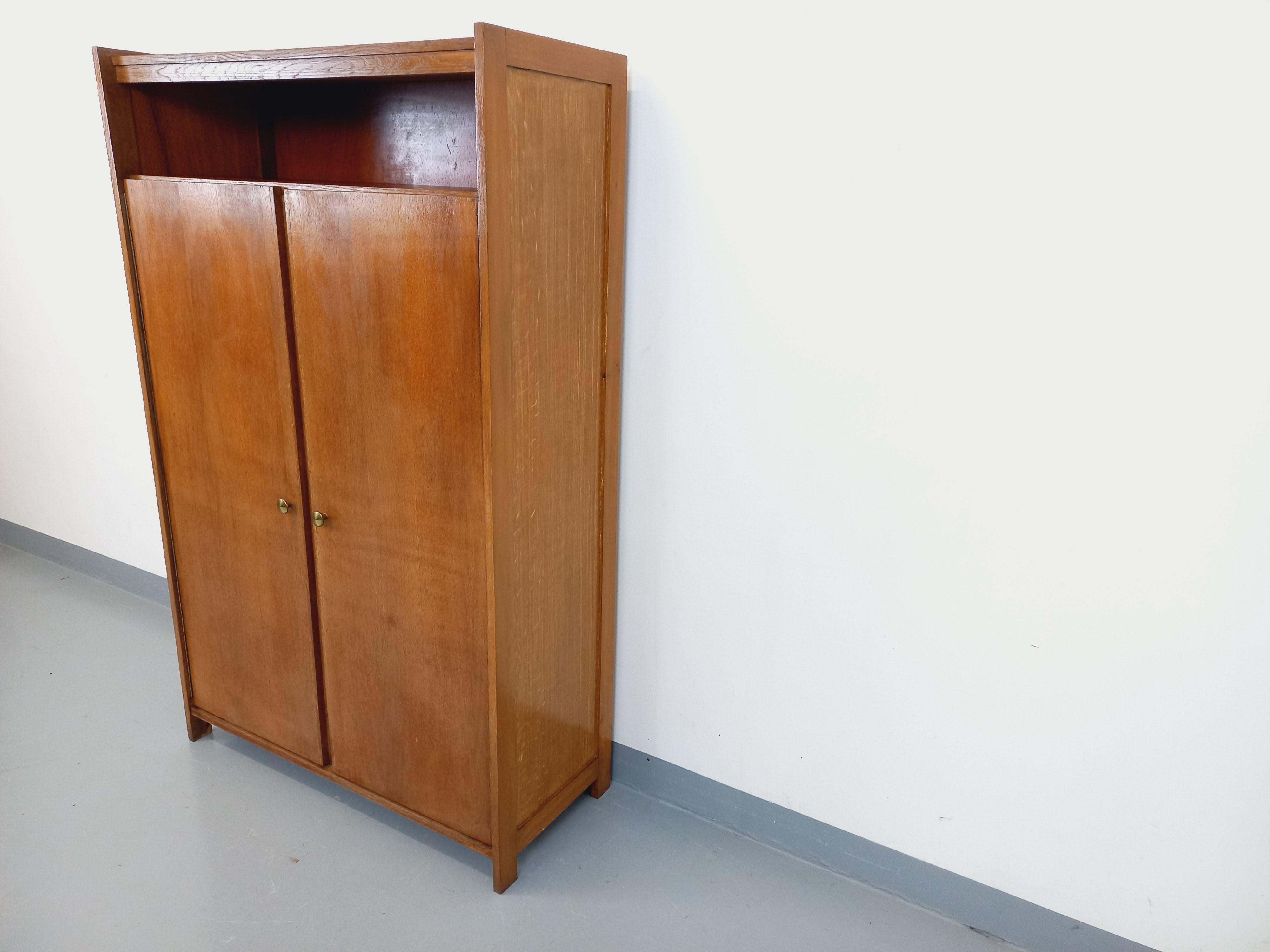 Kleiner Vintage-Schrank aus Holz aus den 60er Jahren (Französisch)