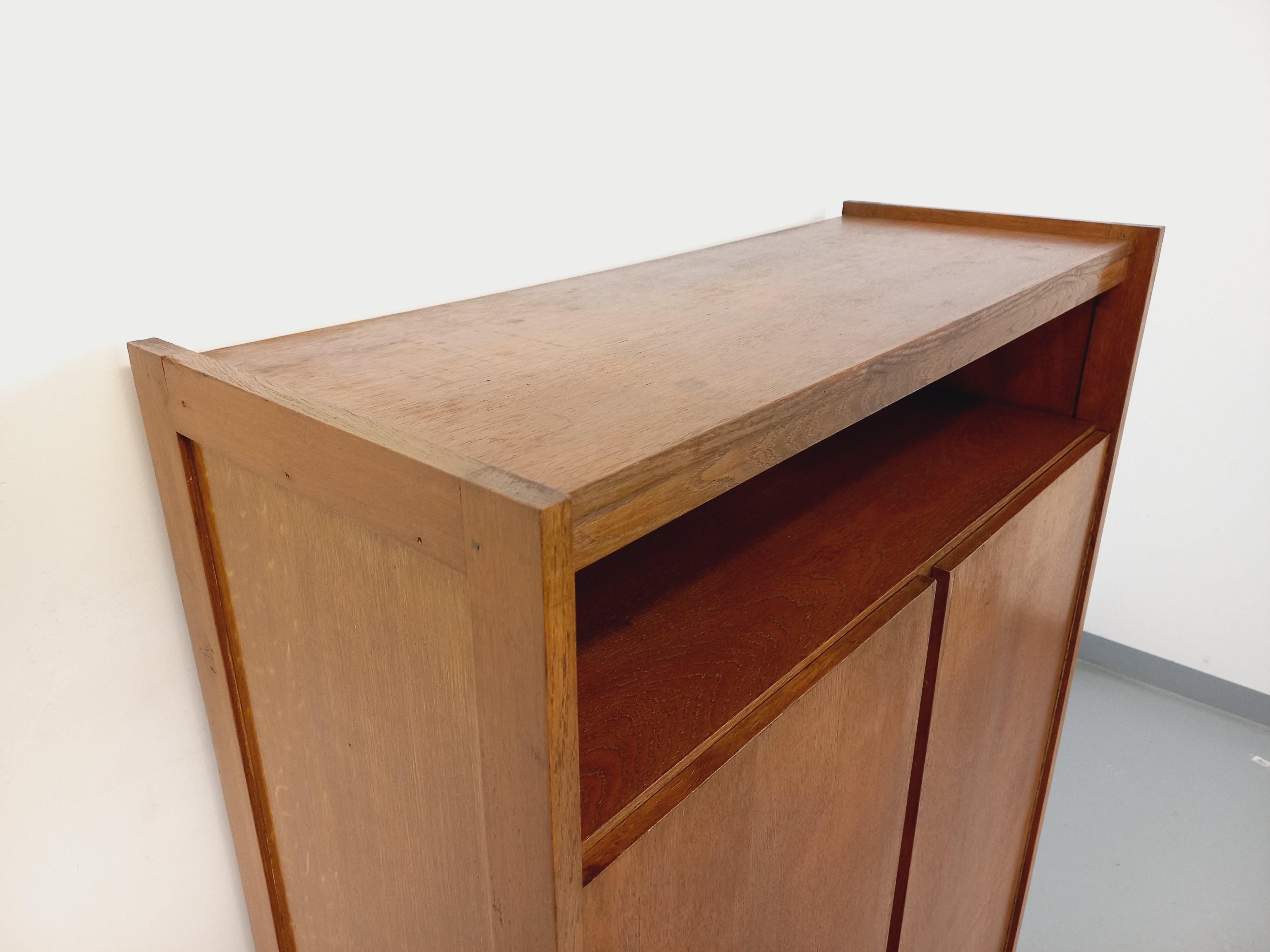 Kleiner Vintage-Schrank aus Holz aus den 60er Jahren im Zustand „Gut“ in BESANÇON, FR