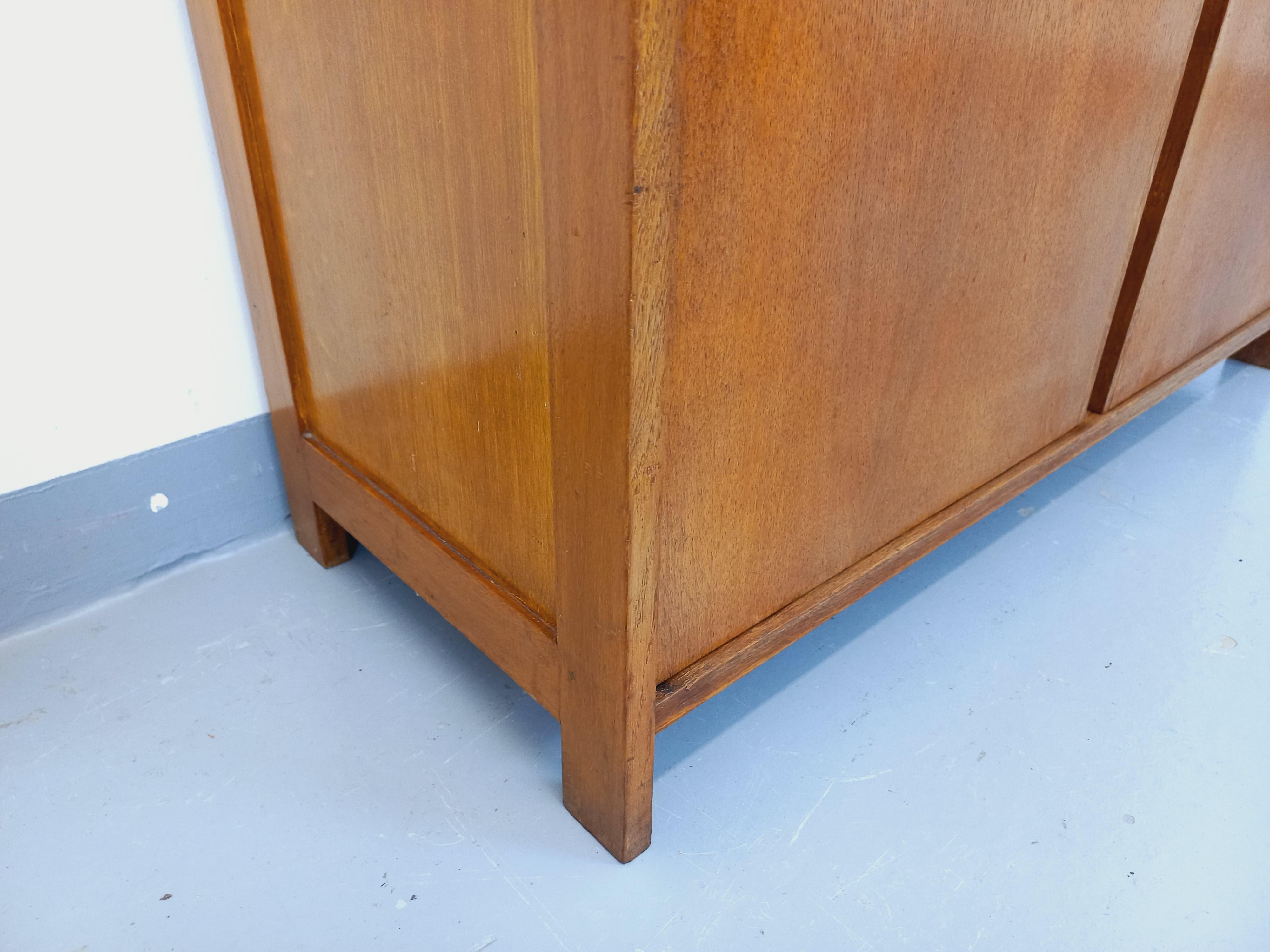 Kleiner Vintage-Schrank aus Holz aus den 60er Jahren 2