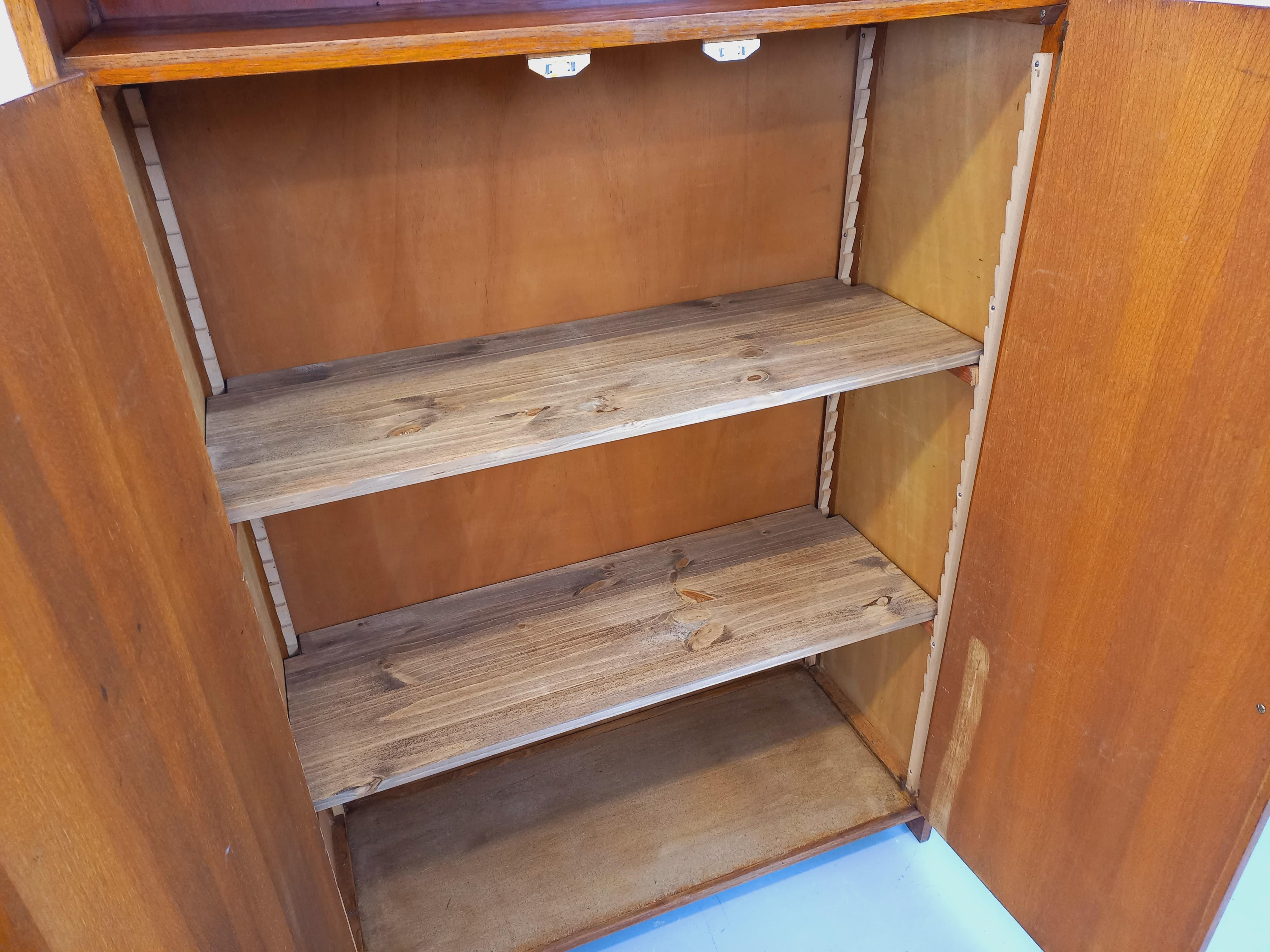 Kleiner Vintage-Schrank aus Holz aus den 60er Jahren 3