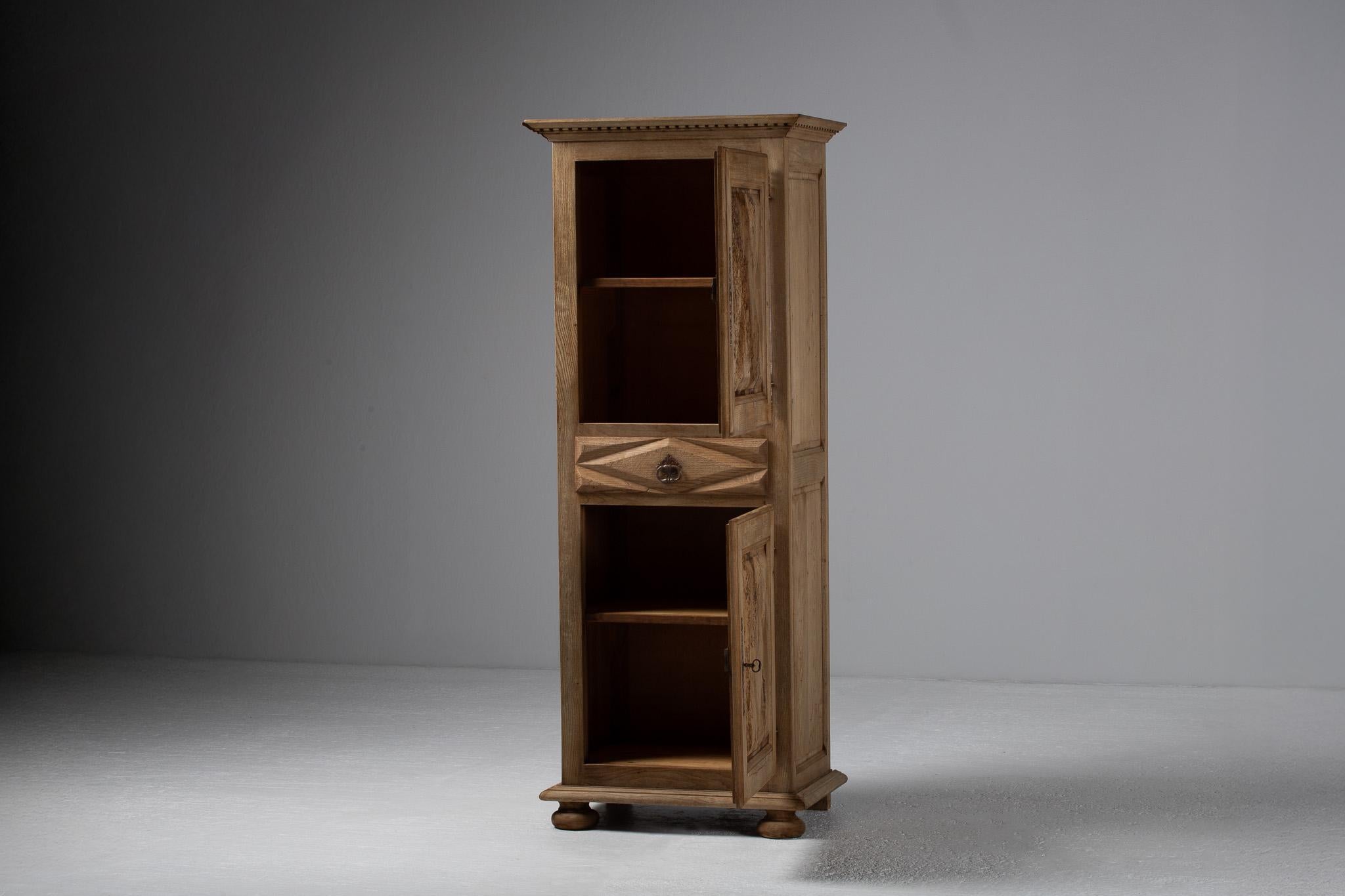 Petite Armoire with Diamond-Relief Panels in Oak, France In Good Condition For Sale In Kaštel Sućurac, Splitsko-dalmatinska županija