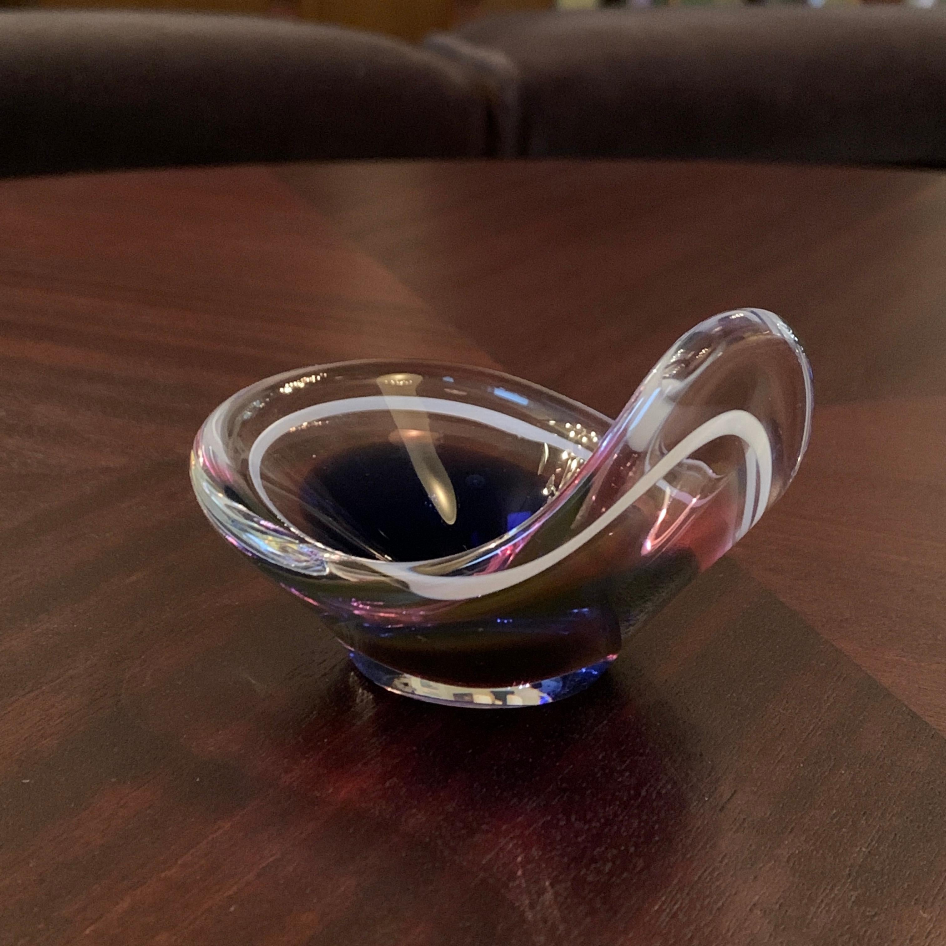 Mid-Century Modern Petite Art Glass Coquille Bowl by Paul Kedelv for Flygsfors For Sale
