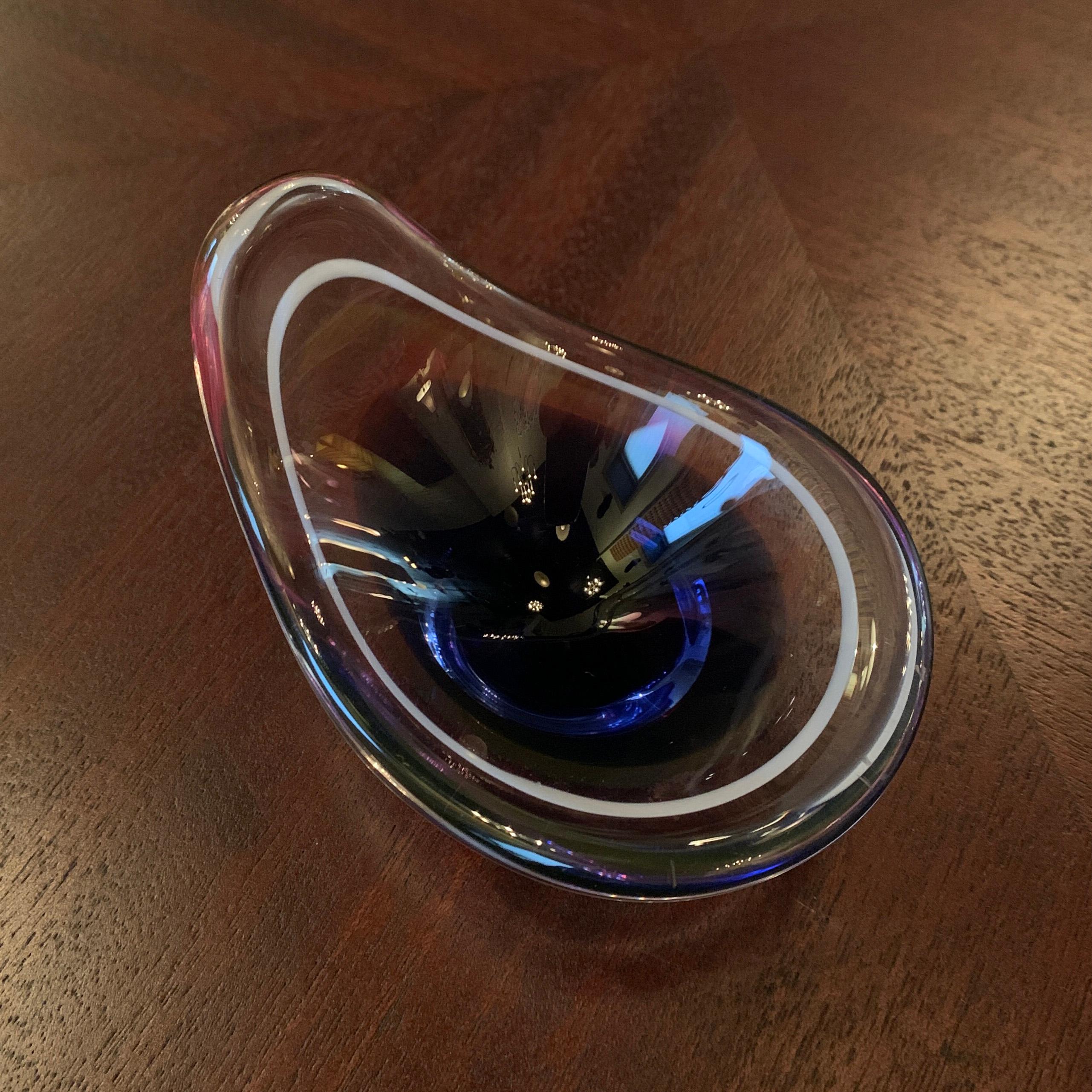Petite Art Glass Coquille Bowl by Paul Kedelv for Flygsfors In Good Condition For Sale In Brooklyn, NY