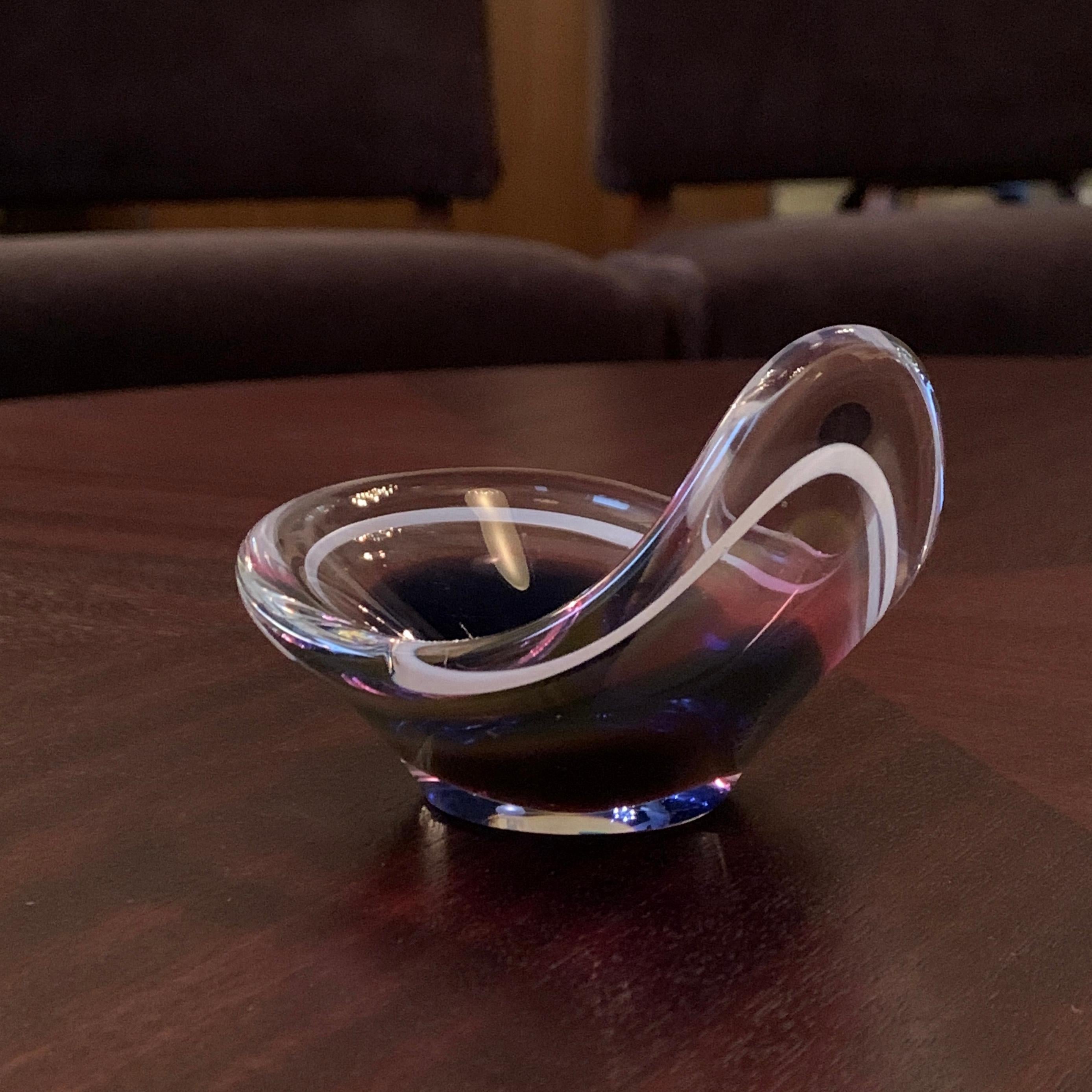 20th Century Petite Art Glass Coquille Bowl by Paul Kedelv for Flygsfors For Sale