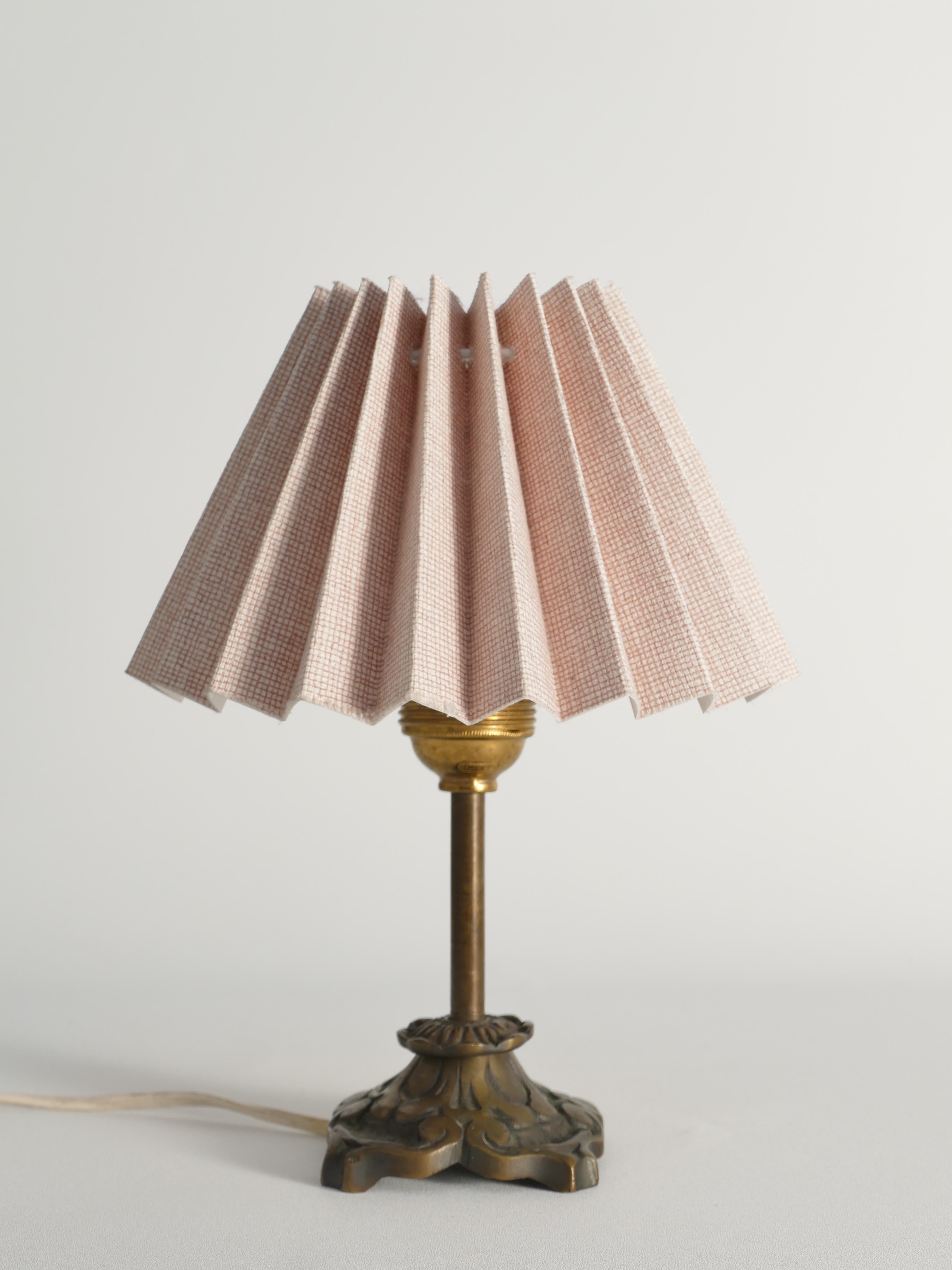 Petite Art Nouveau Tischlampe aus Messing im Angebot 3