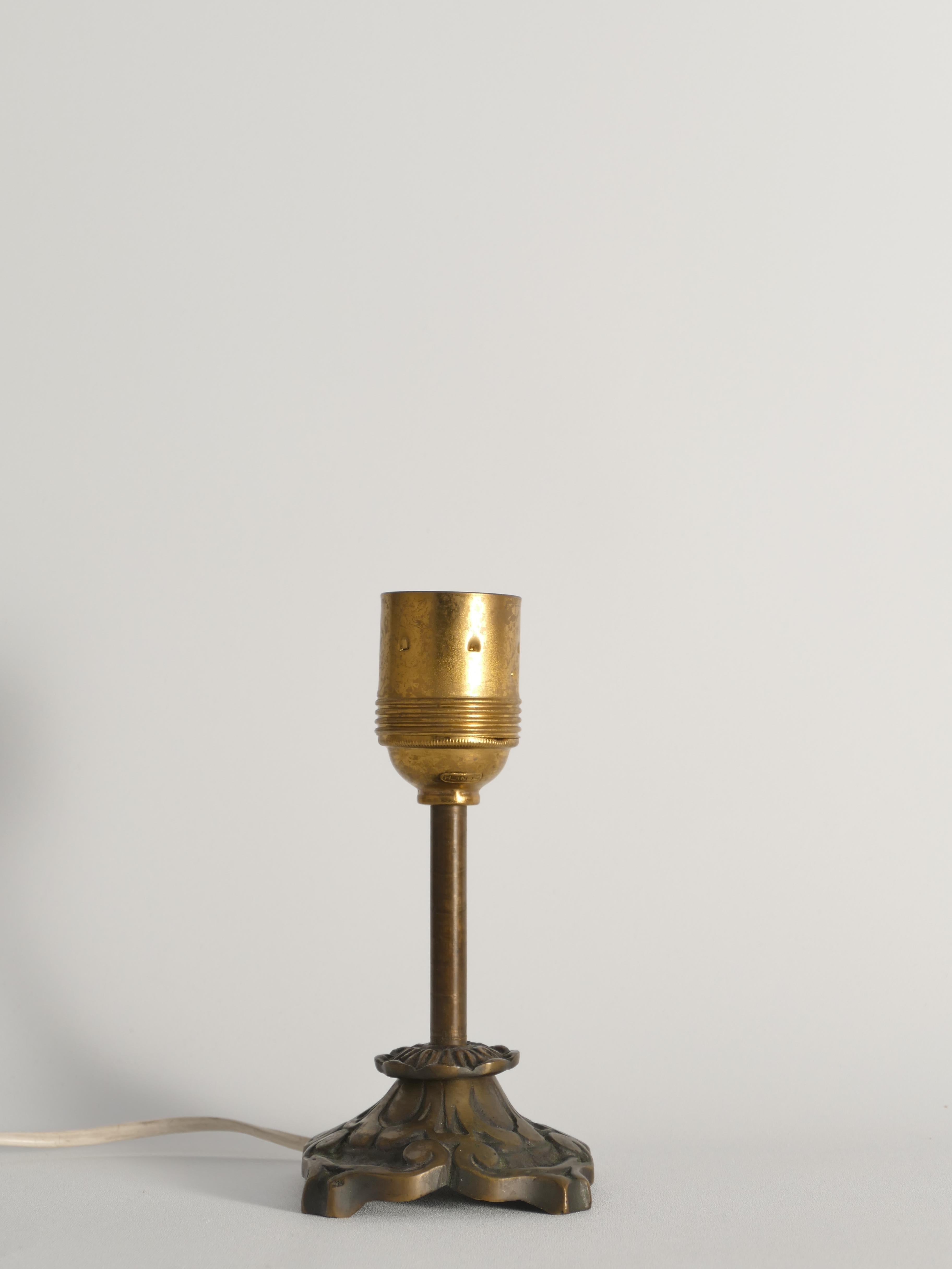 Petite Art Nouveau Tischlampe aus Messing im Angebot 4