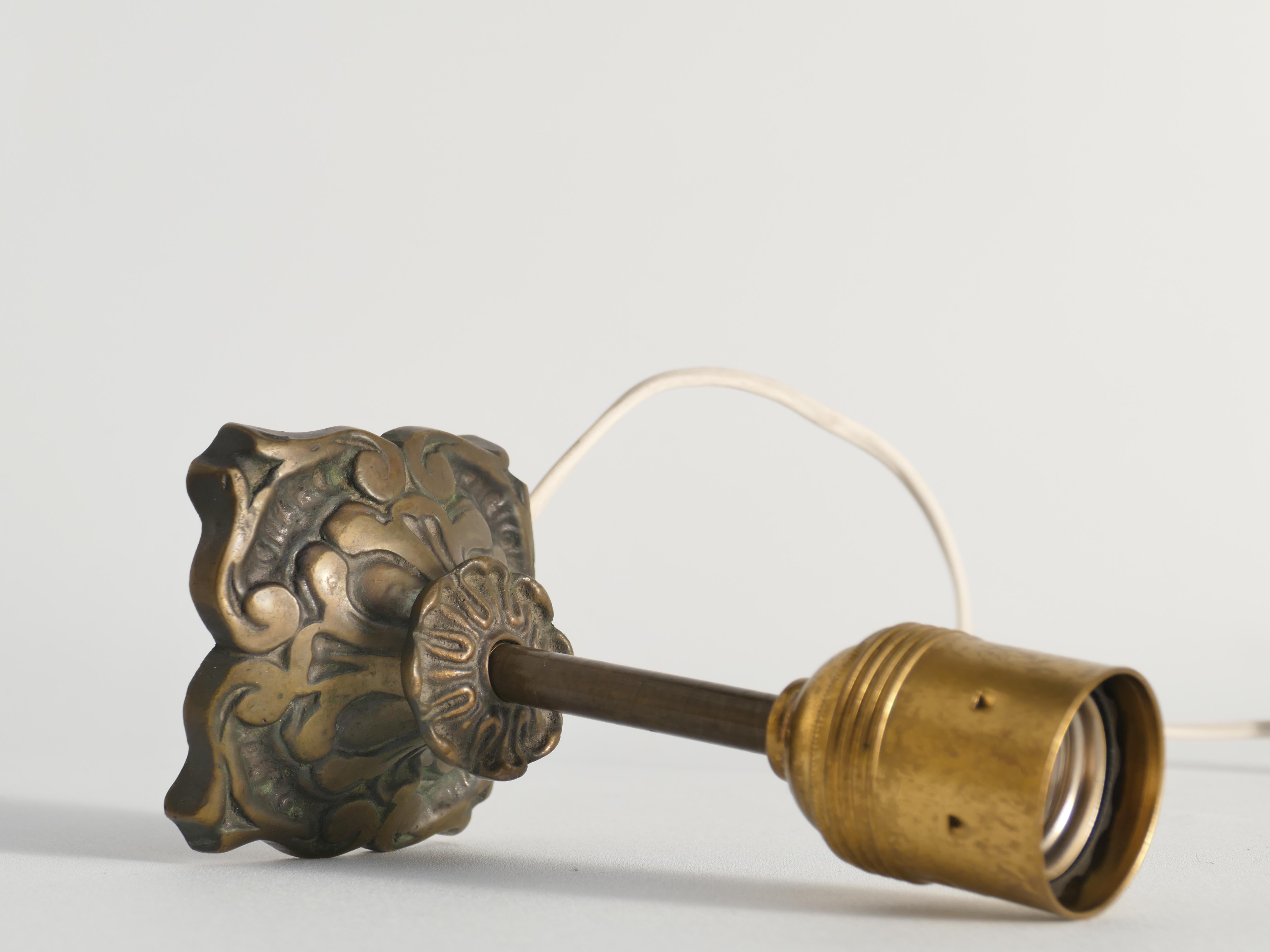Petite Art Nouveau Tischlampe aus Messing im Angebot 5