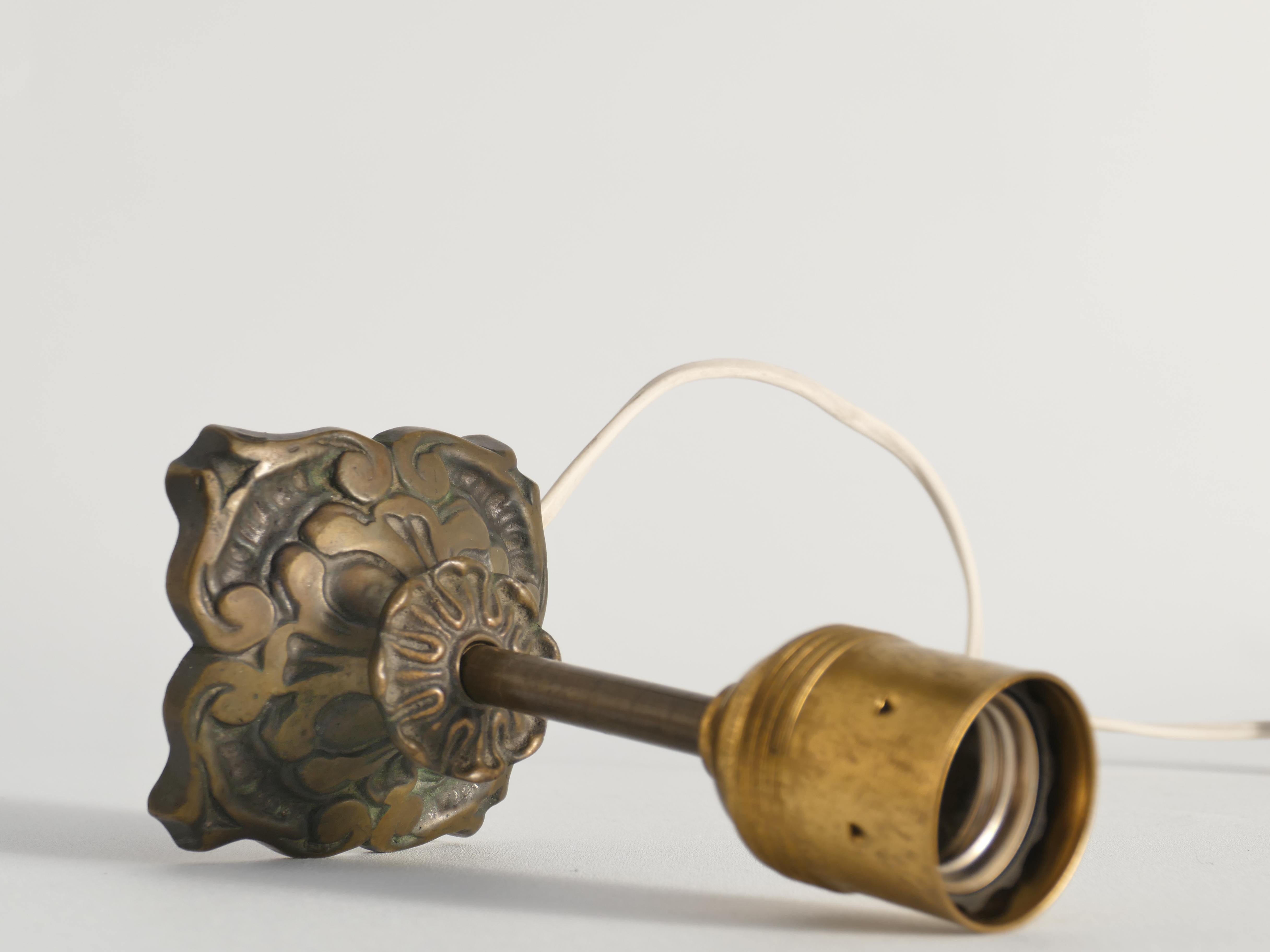 Petite Art Nouveau Tischlampe aus Messing (Art nouveau) im Angebot