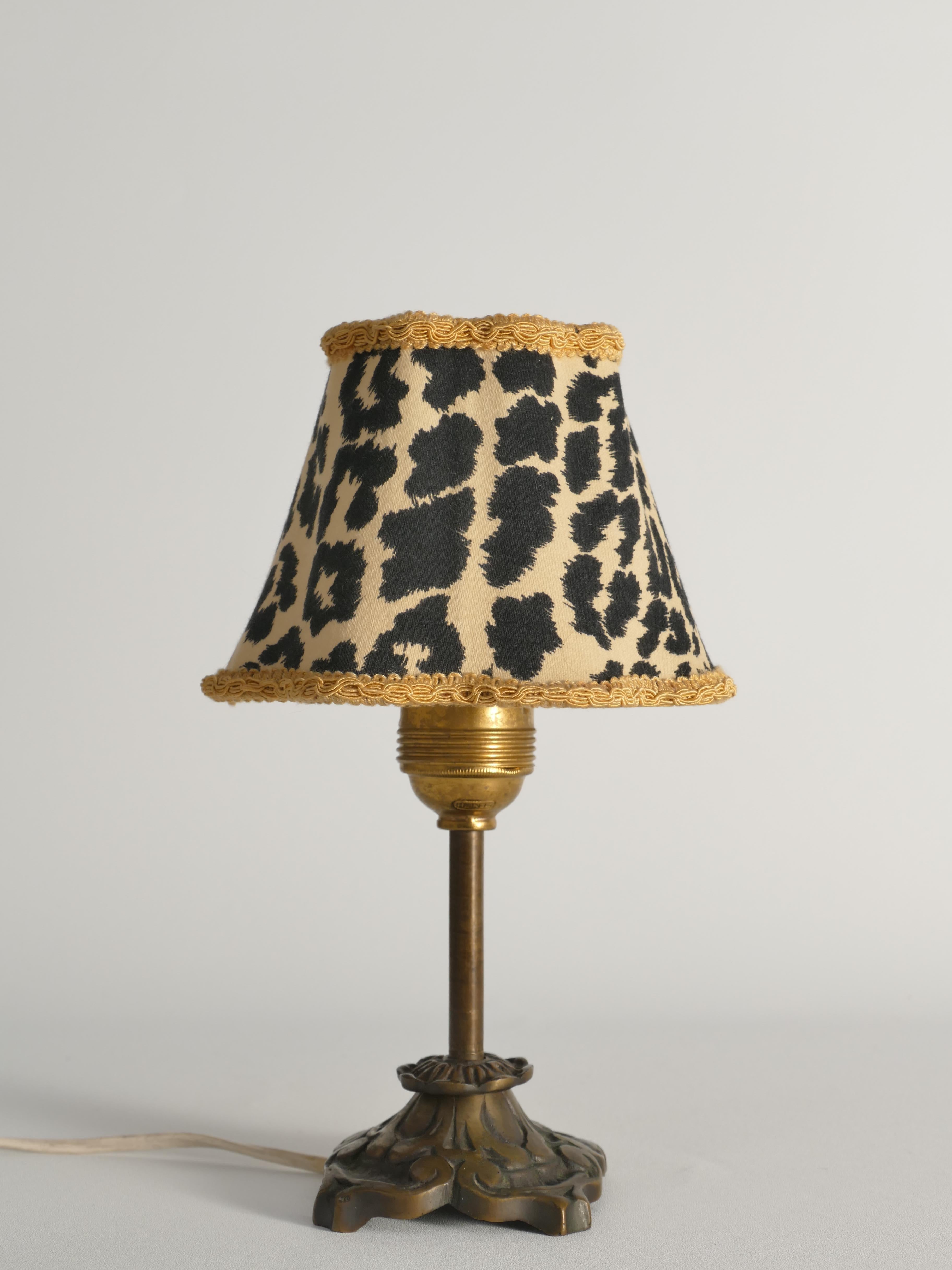 Petite Art Nouveau Tischlampe aus Messing (Gegossen) im Angebot