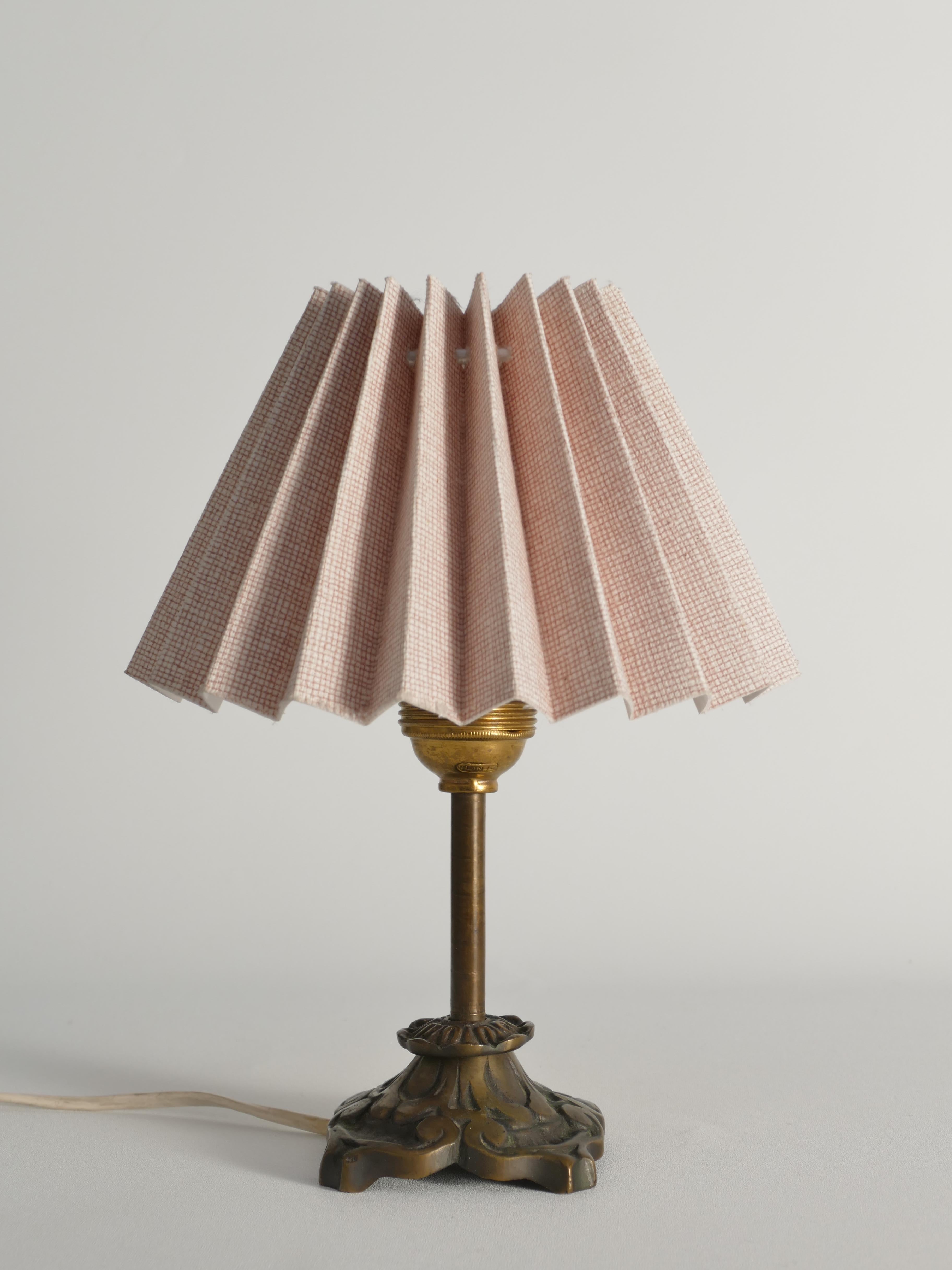 Petite Art Nouveau Tischlampe aus Messing im Angebot 1
