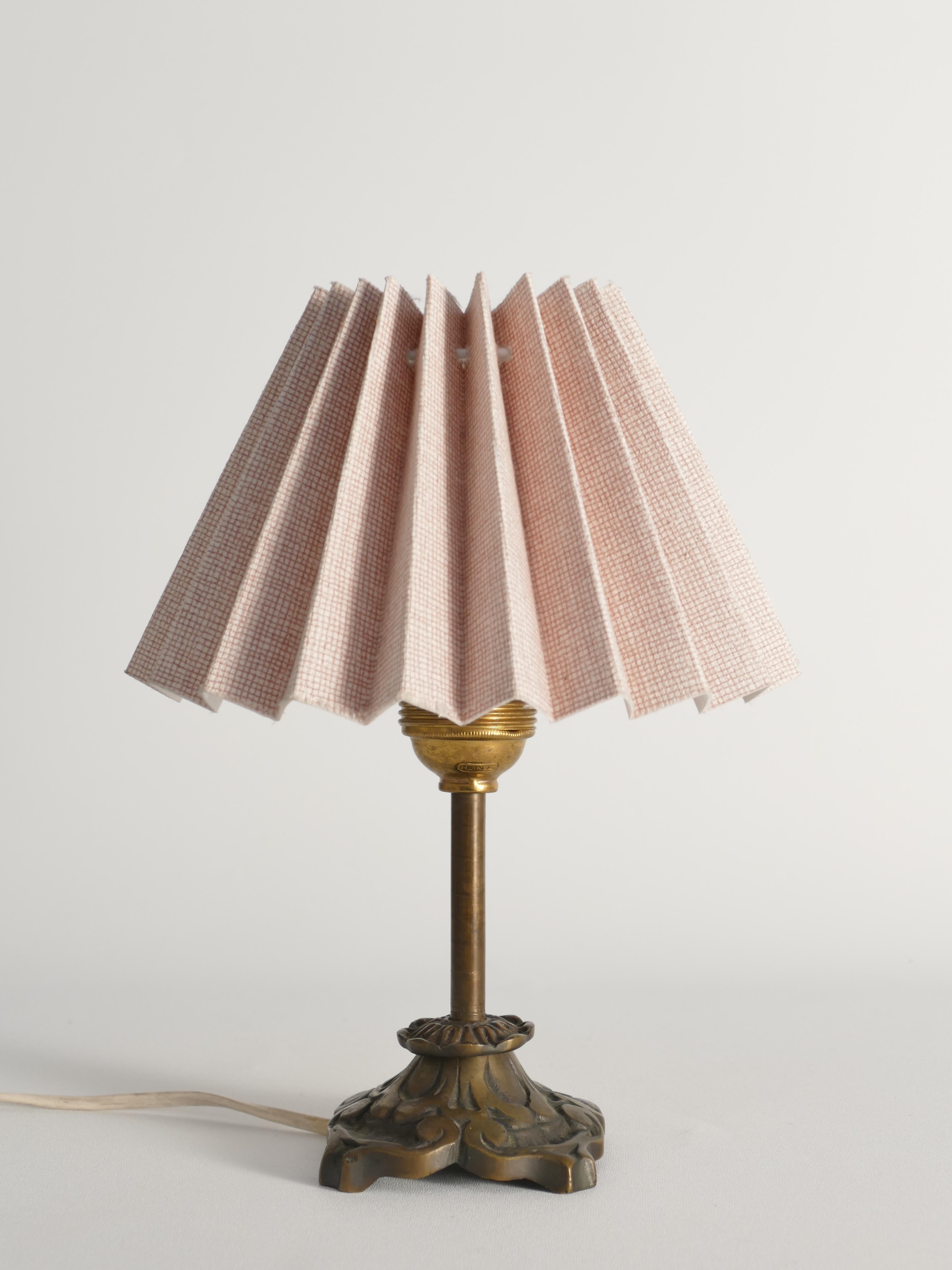 Petite Art Nouveau Tischlampe aus Messing im Angebot 2
