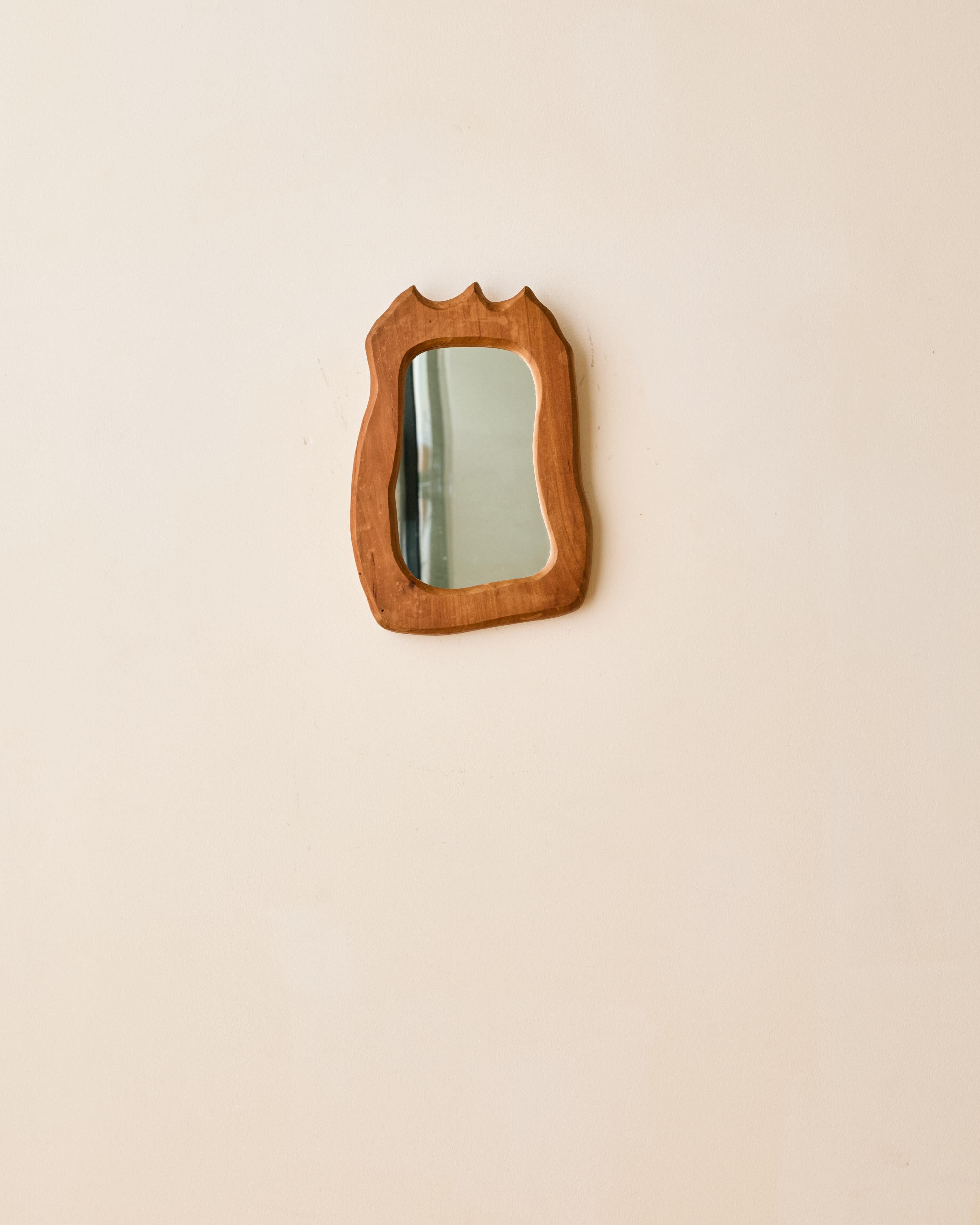 Français Petit miroir en bois fait par un artisan en vente