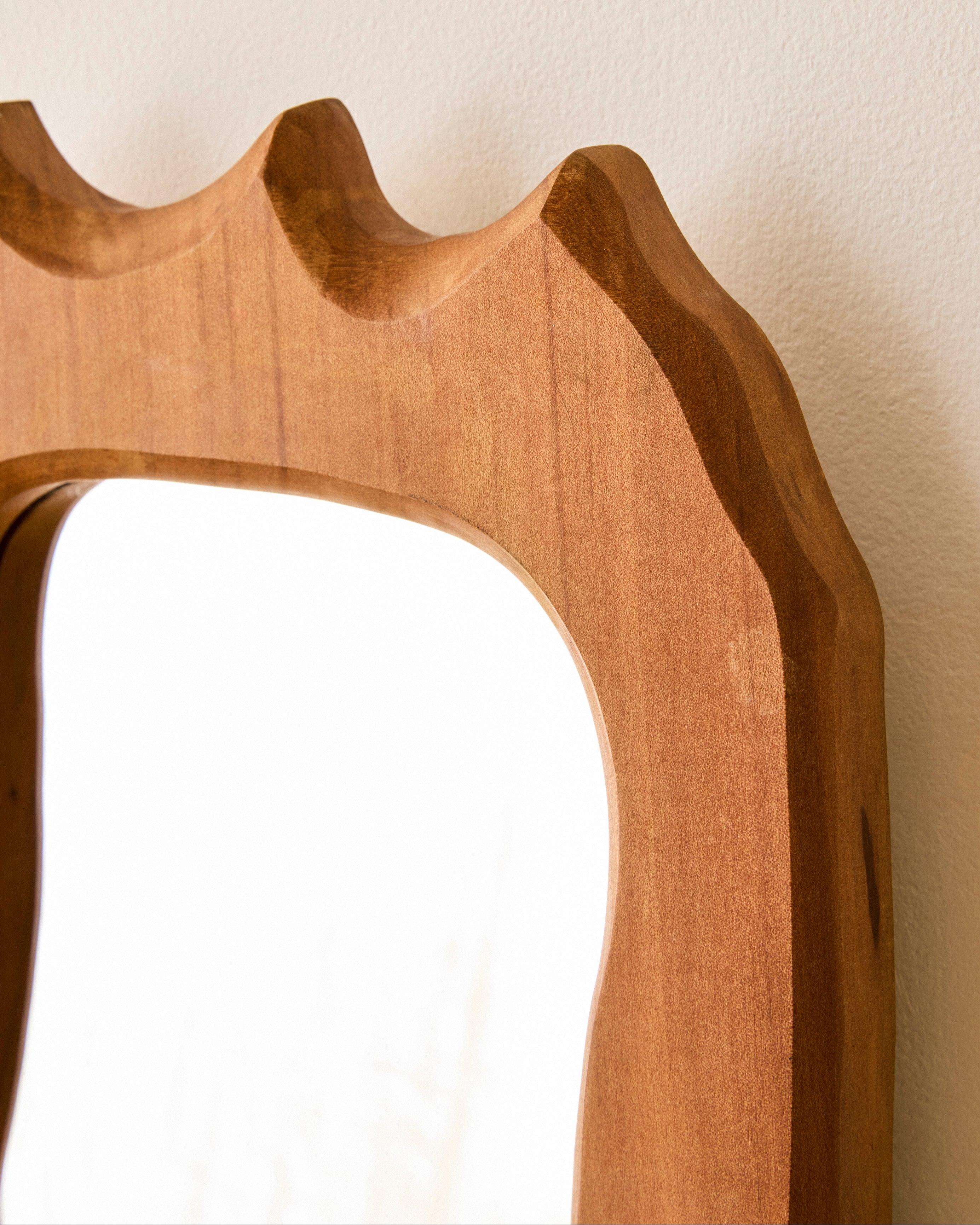 Petit miroir en bois fait par un artisan Bon état - En vente �à Long Island City, NY