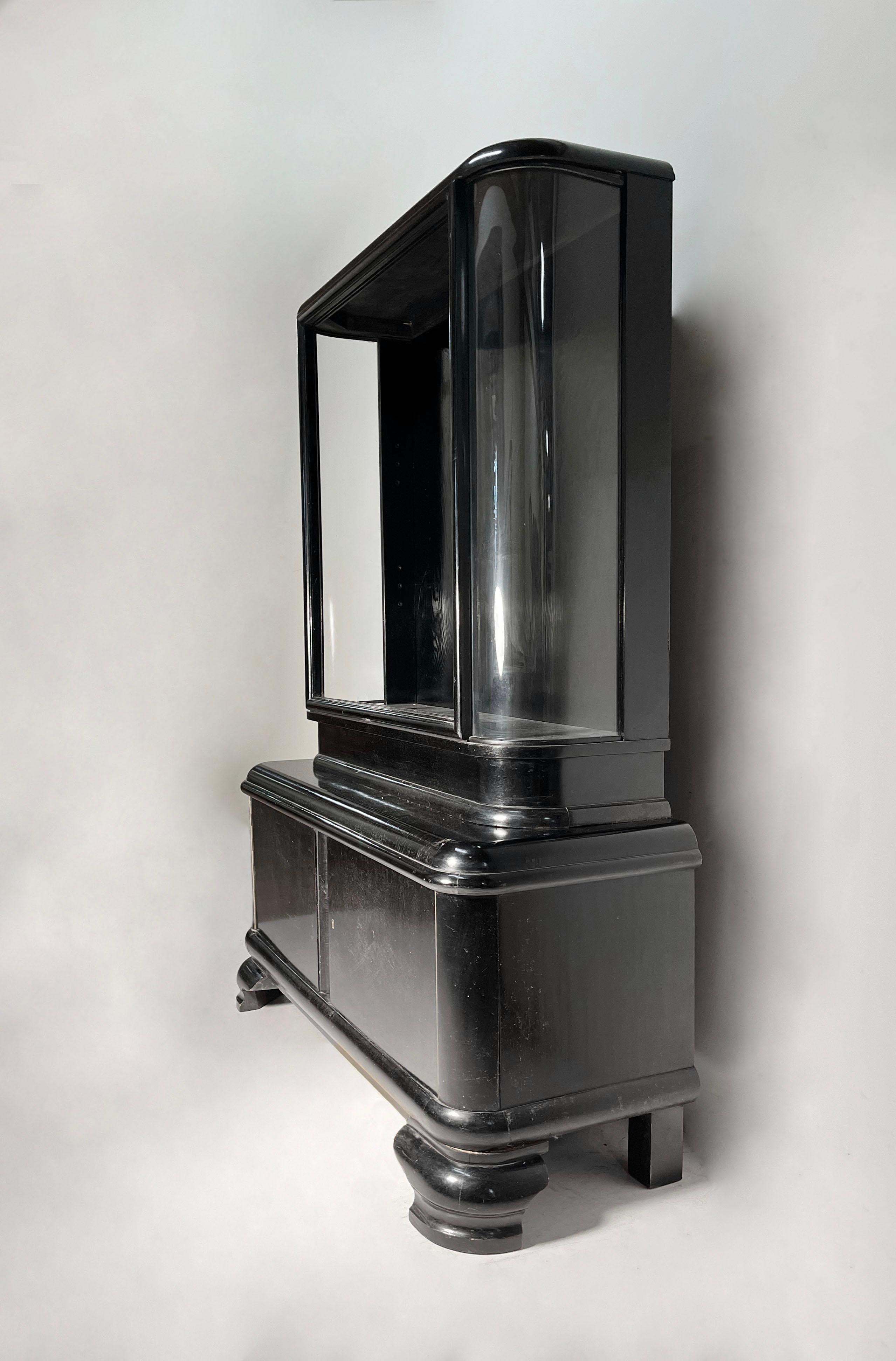 Kleiner österreichischer Art Deco / Biedermeier Schrank aus schwarzem China im Dorothy Draper-Stil (Art déco) im Angebot