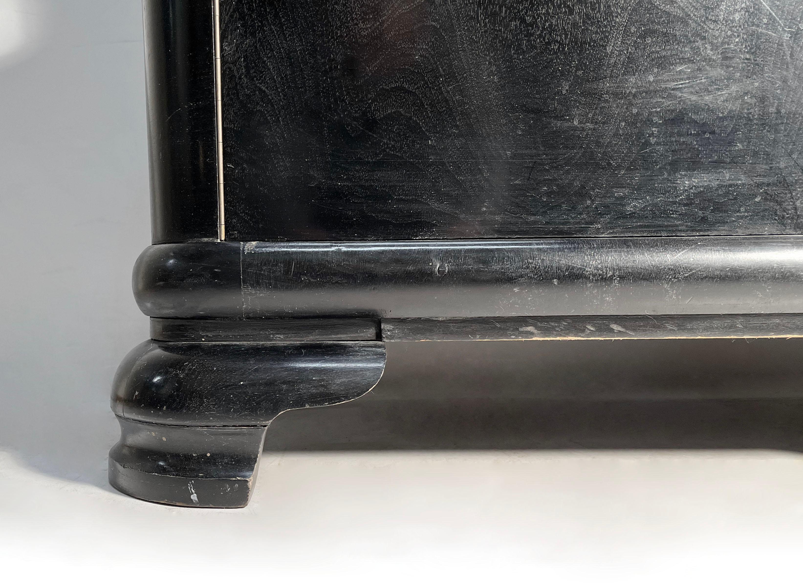 Kleiner österreichischer Art Deco / Biedermeier Schrank aus schwarzem China im Dorothy Draper-Stil (20. Jahrhundert) im Angebot