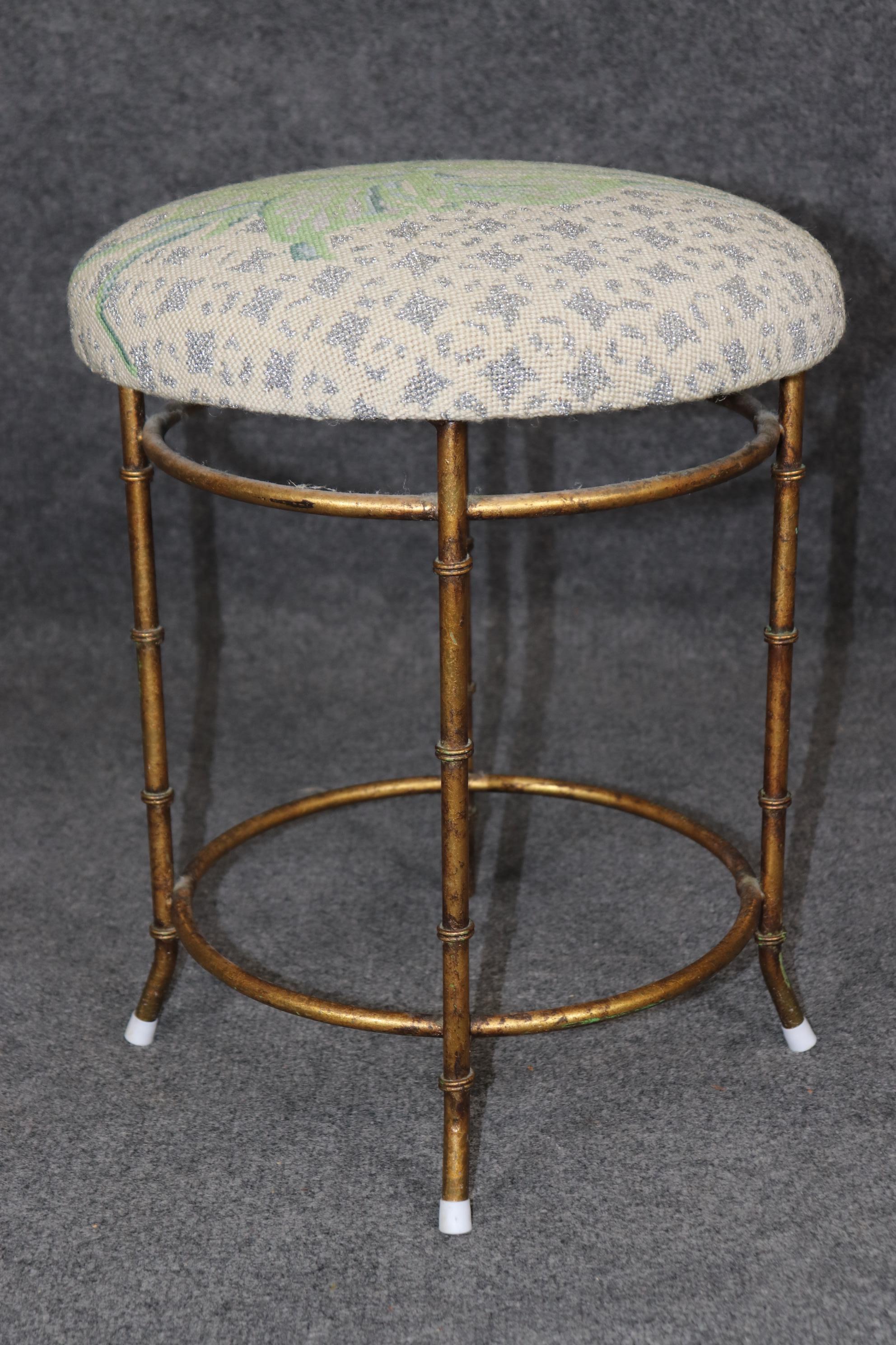 Il s'agit d'un magnifique tabouret de style Maison Bagues, recouvert de feuilles d'or. Le tabouret est recouvert de tapisserie à l'aiguille et est en bon état pour son âge. Aucun défaut majeur à mentionner. La finition est en feuille d'or véritable