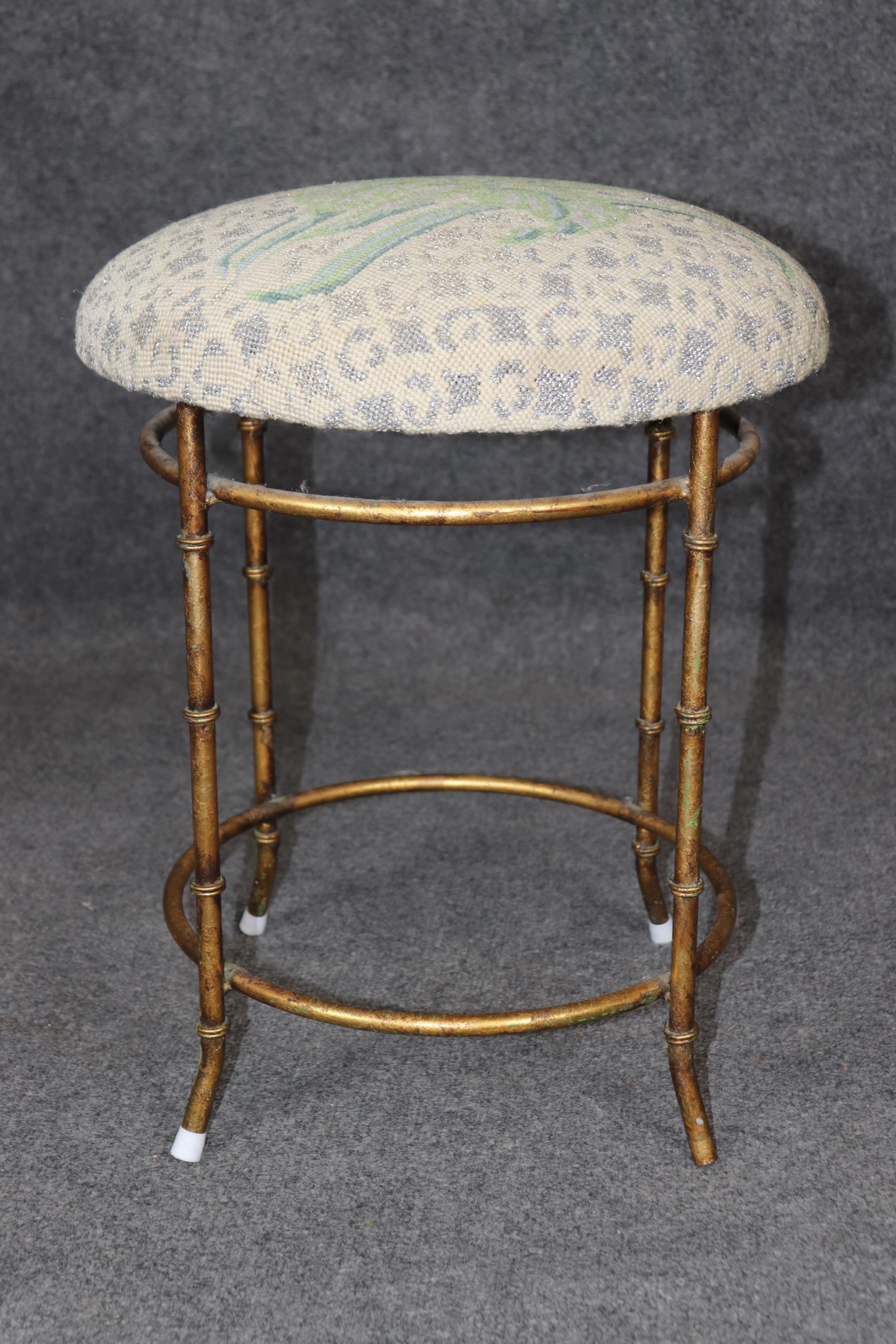 Directoire Petite Bagues Style Upholstering Banquette tapissée à l'aiguille en vente