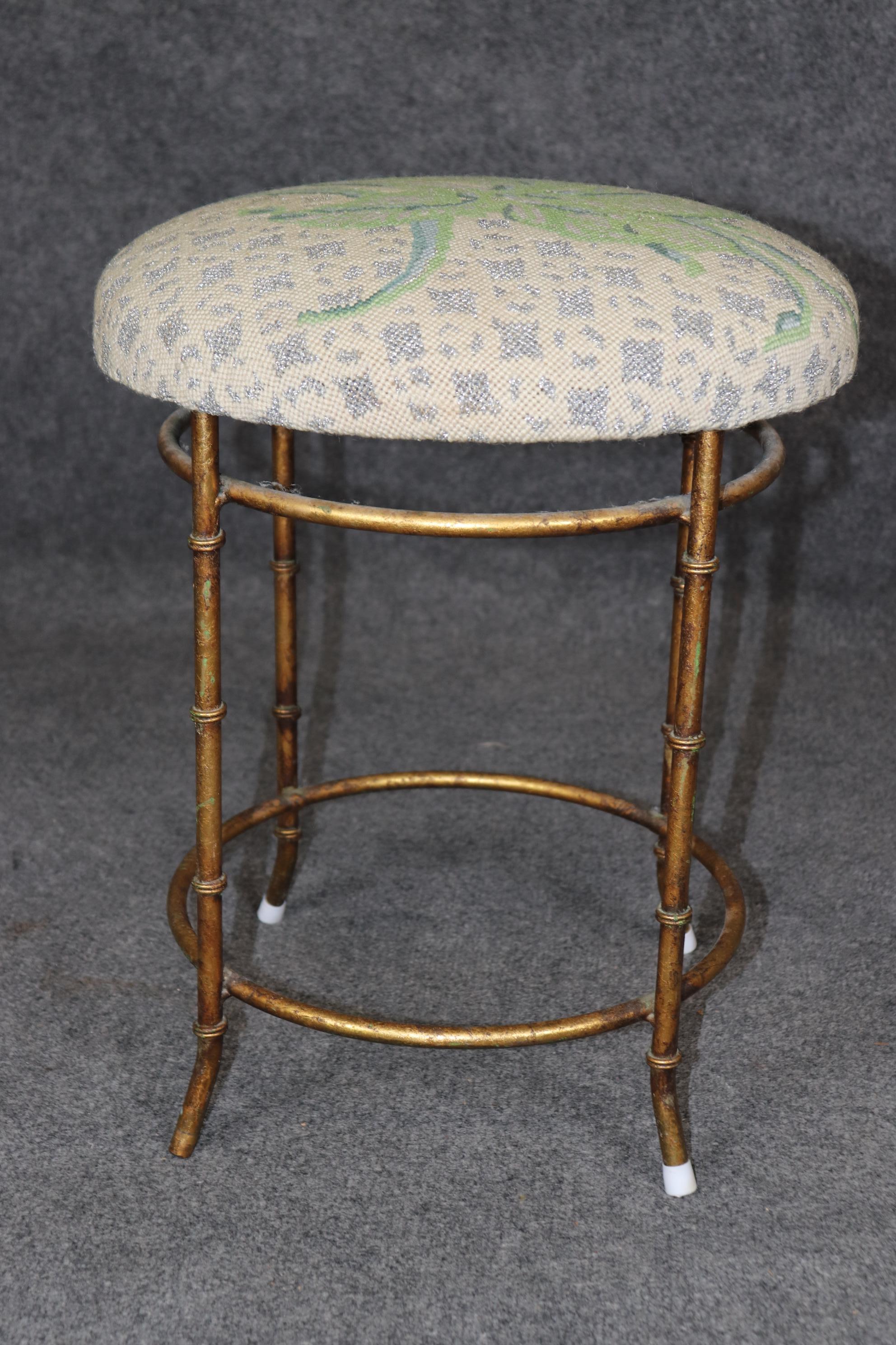 Français Petite Bagues Style Upholstering Banquette tapissée à l'aiguille en vente