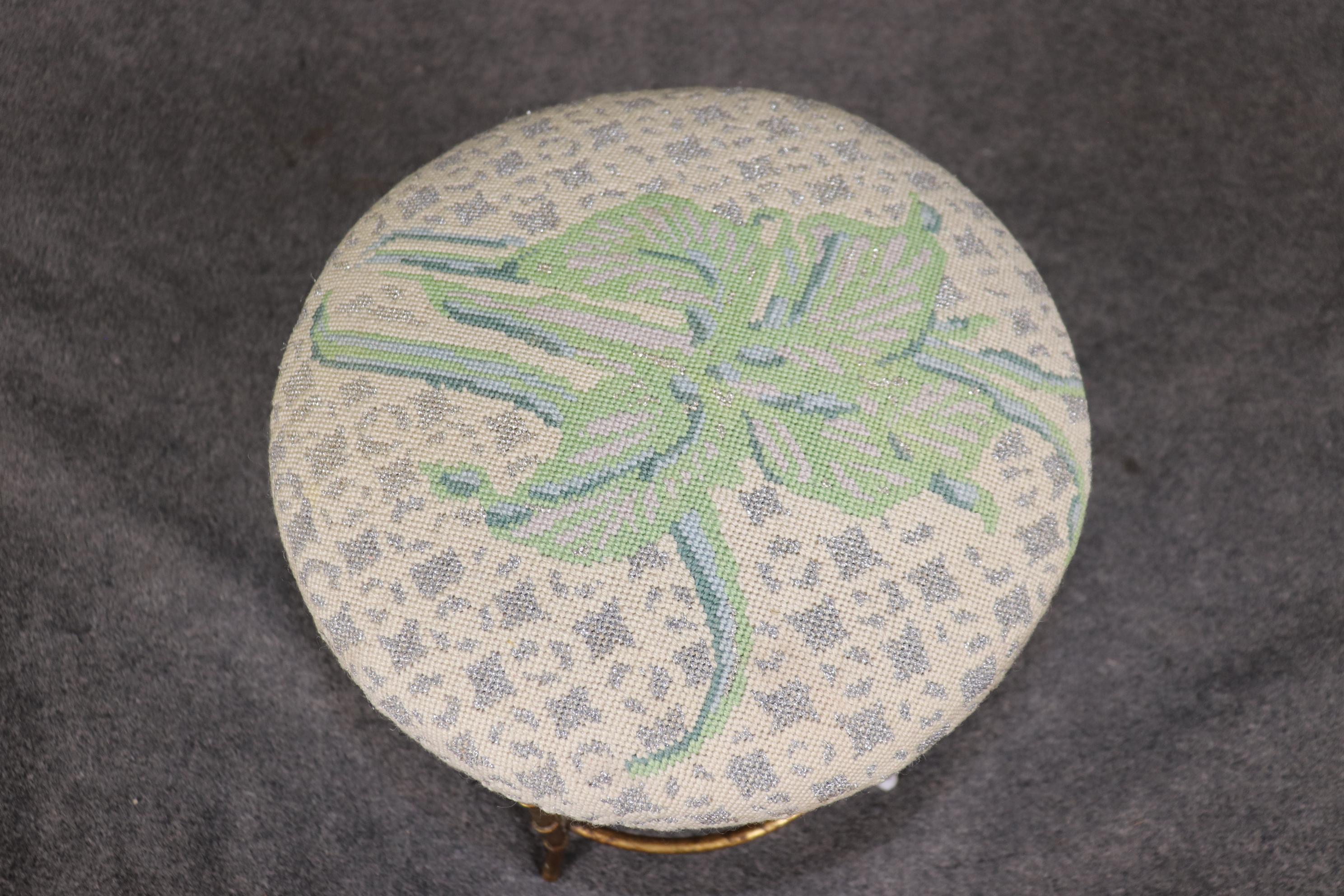 Petite Bagues Style Upholstering Banquette tapissée à l'aiguille Bon état - En vente à Swedesboro, NJ