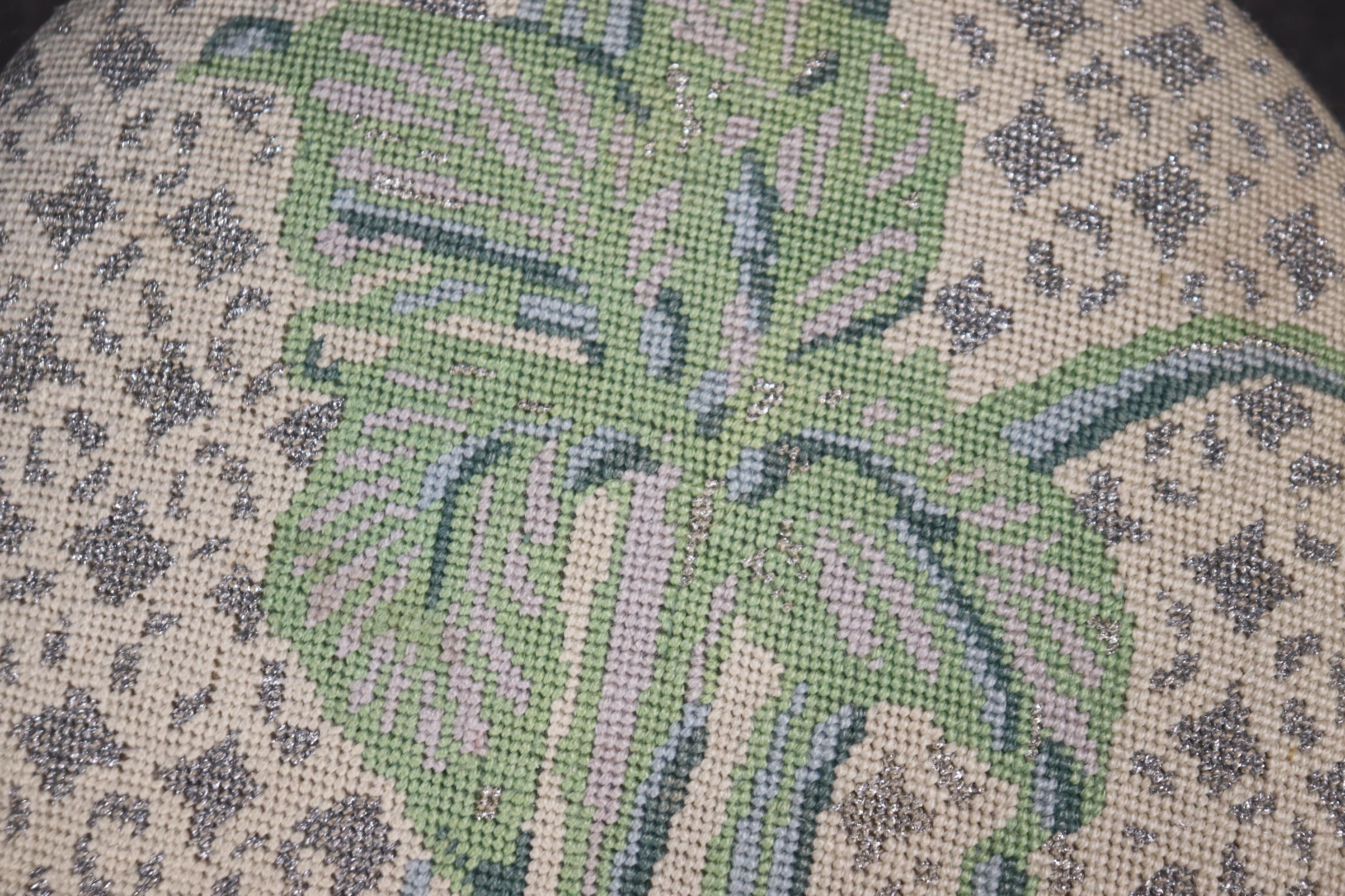 Petite Bagues Style Upholstering Banquette tapissée à l'aiguille en vente 1