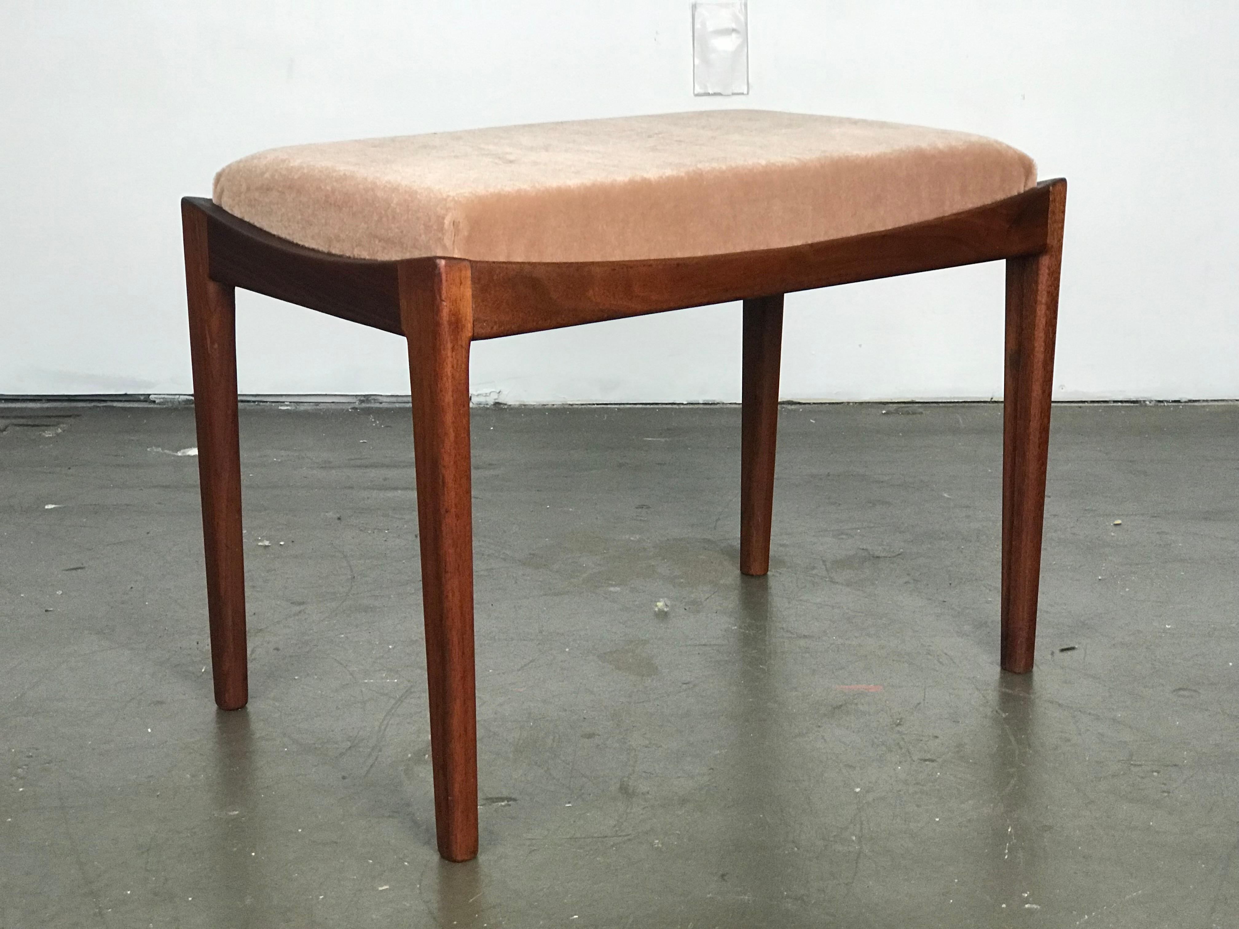 Scarce petite bench by Jens Risom in a light mauve mohair and walnut frame. 1960's The cushion is easily removable and can be easily reupholstered if you wish. 
Measures: 24