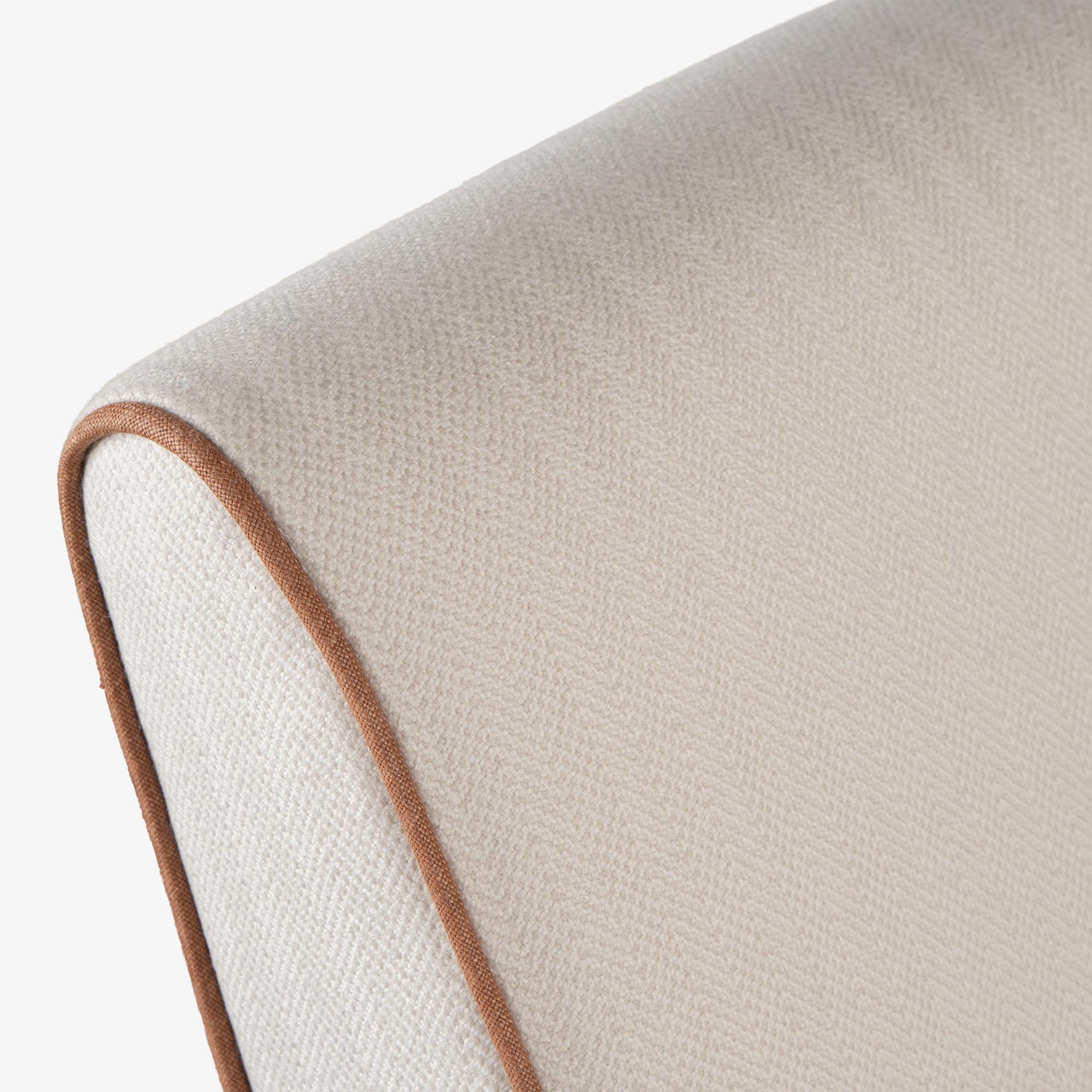 Petite Bentwood Settee in lana e lino di Holland and Sherry con profili in lino in vendita 4