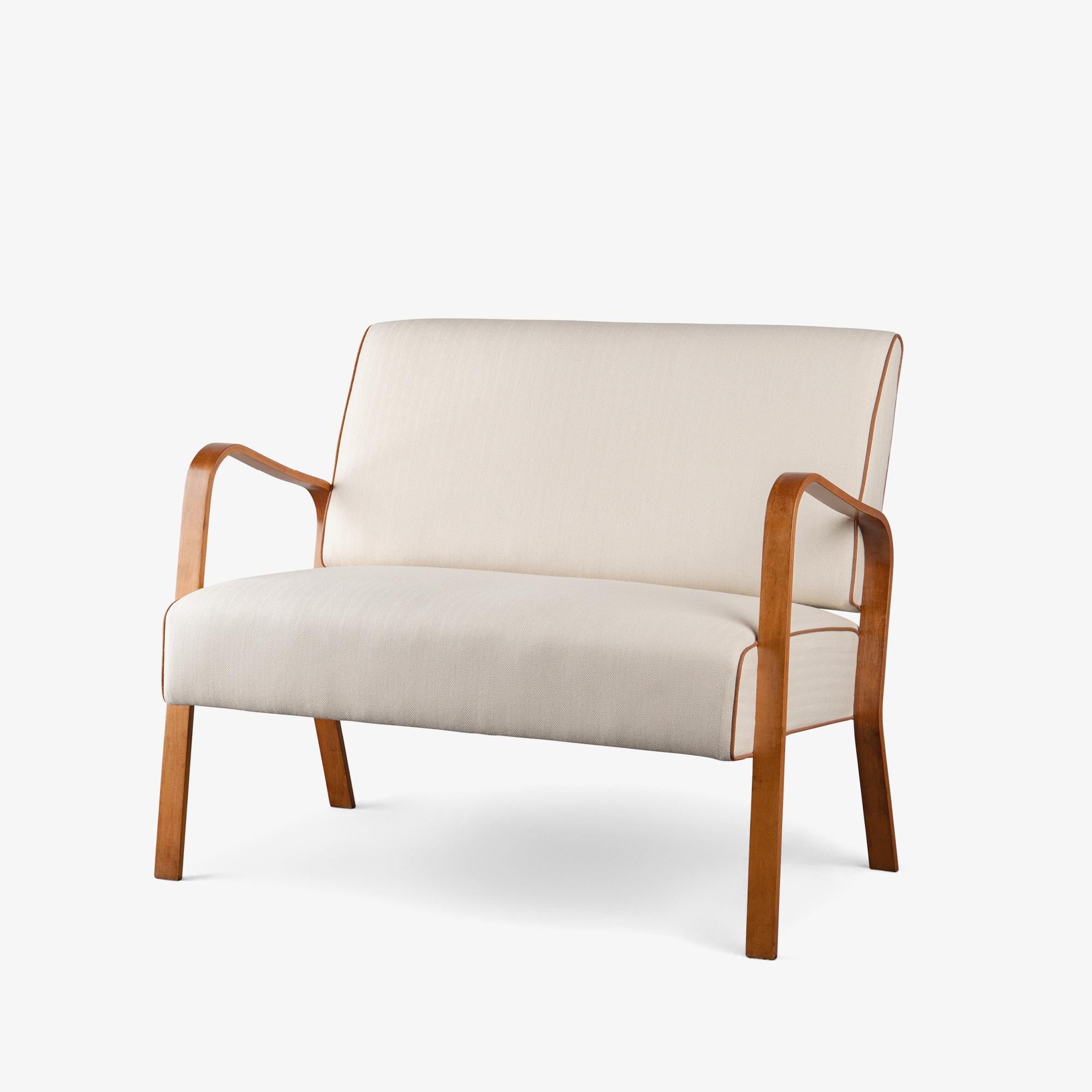 Siamo sempre stati attratti dalle eleganti proporzioni del design Art Deco e Mid-Century Modern. Pur essendo stilisticamente distinti, questi movimenti condividono un senso di raffinatezza che risuona magnificamente in questa Petite Settee.