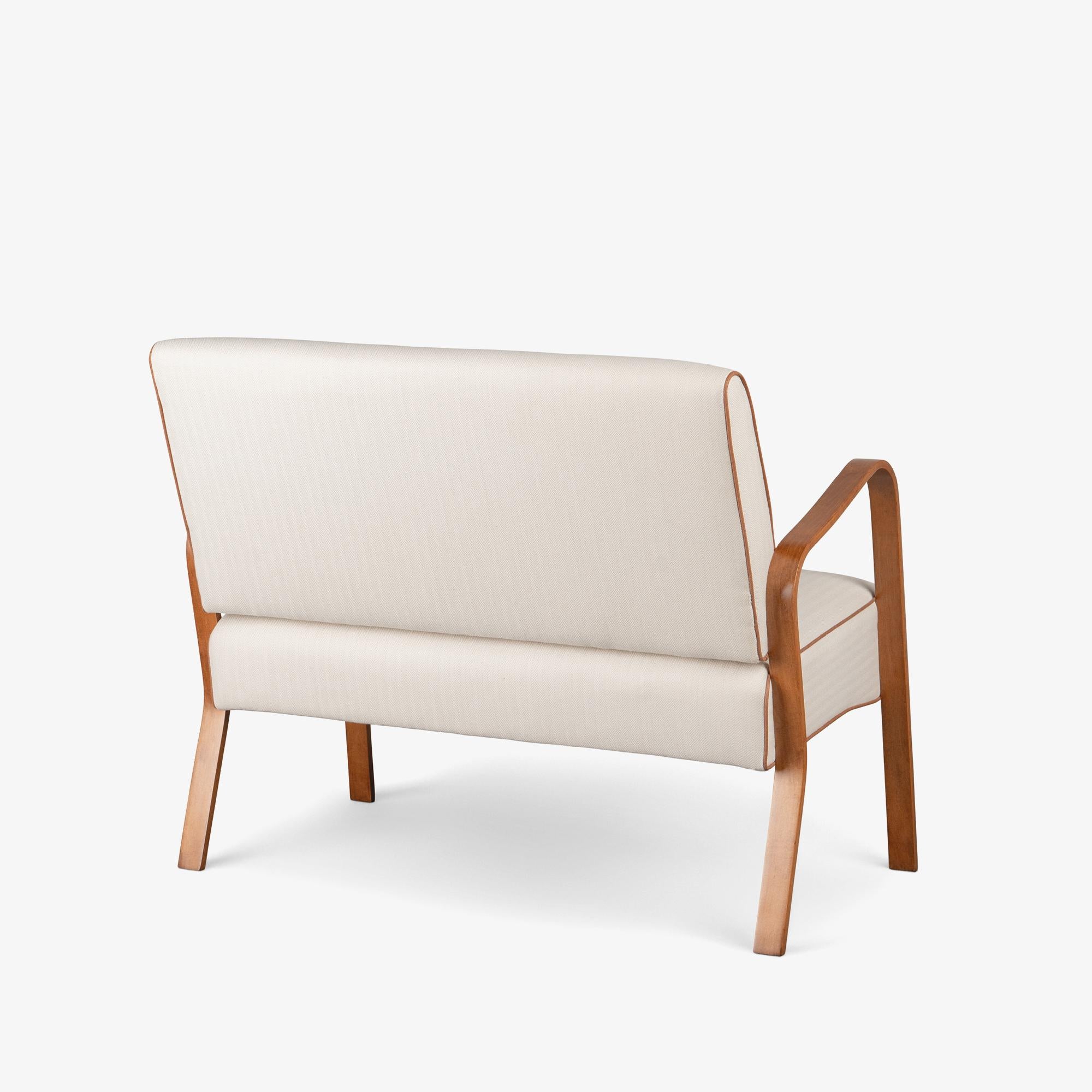 Americano Petite Bentwood Settee in lana e lino di Holland and Sherry con profili in lino in vendita