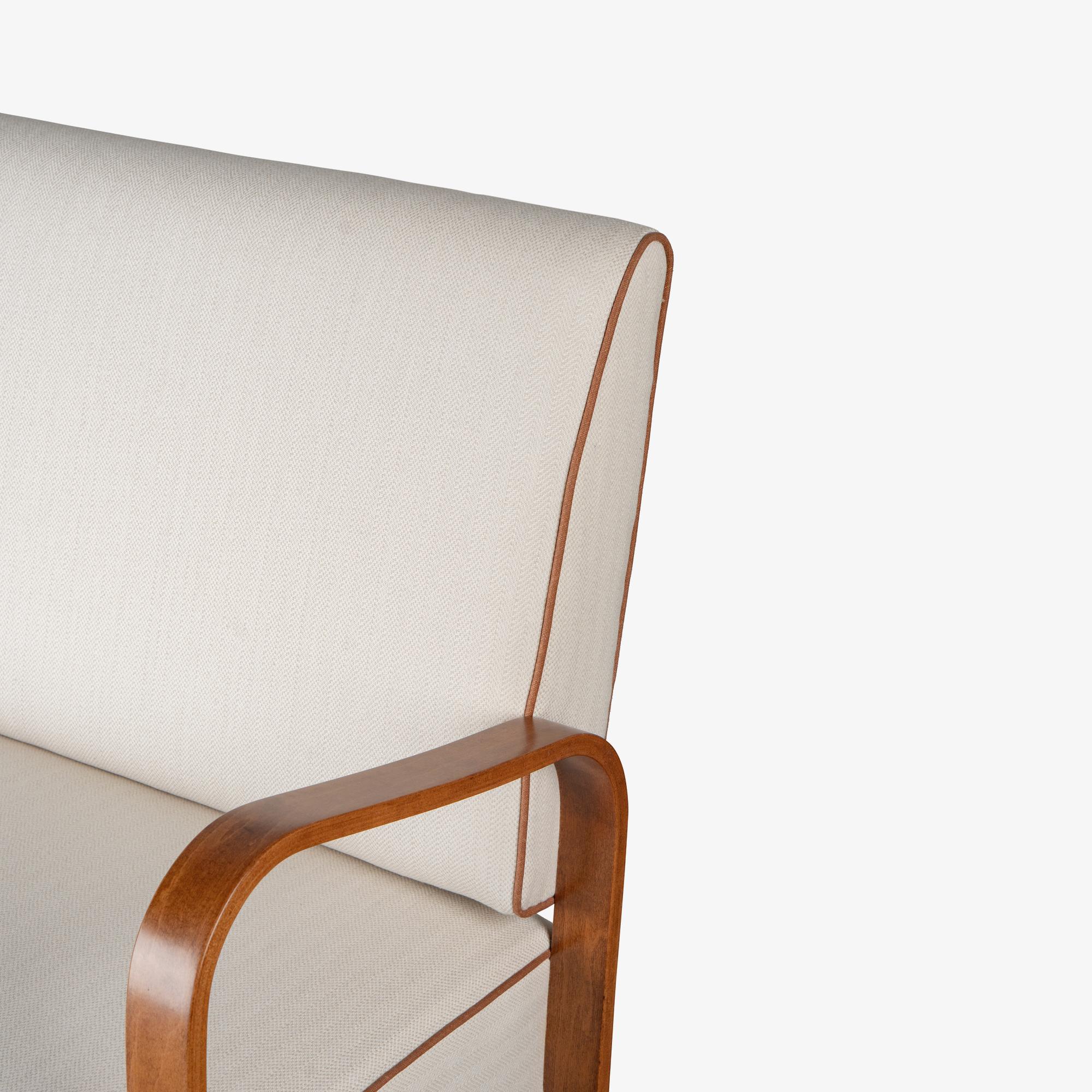 Tessuto Petite Bentwood Settee in lana e lino di Holland and Sherry con profili in lino in vendita