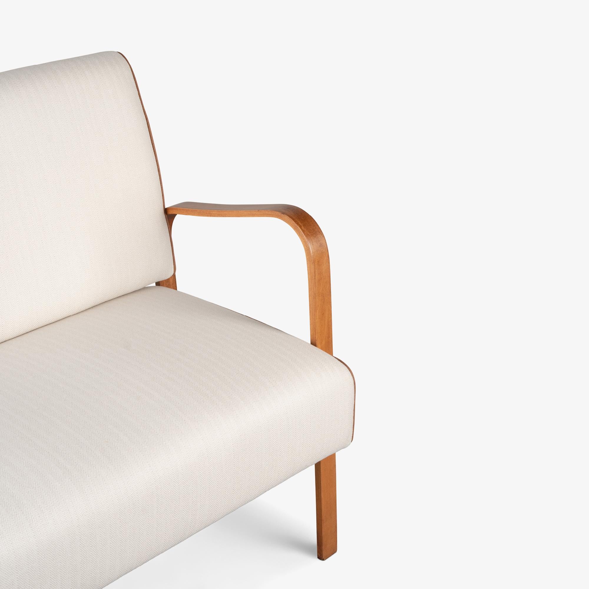 Petite Bentwood Settee in lana e lino di Holland and Sherry con profili in lino in vendita 1