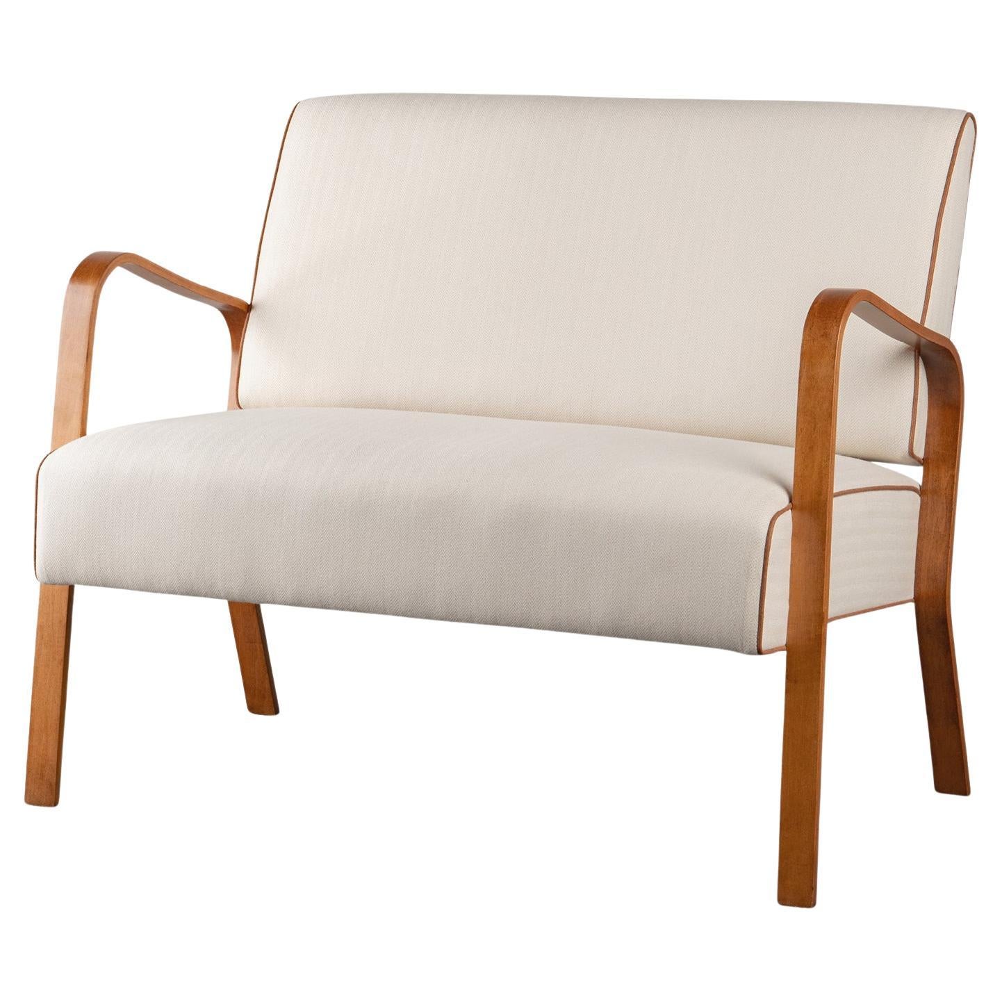 Petite Bentwood Settee in lana e lino di Holland and Sherry con profili in lino