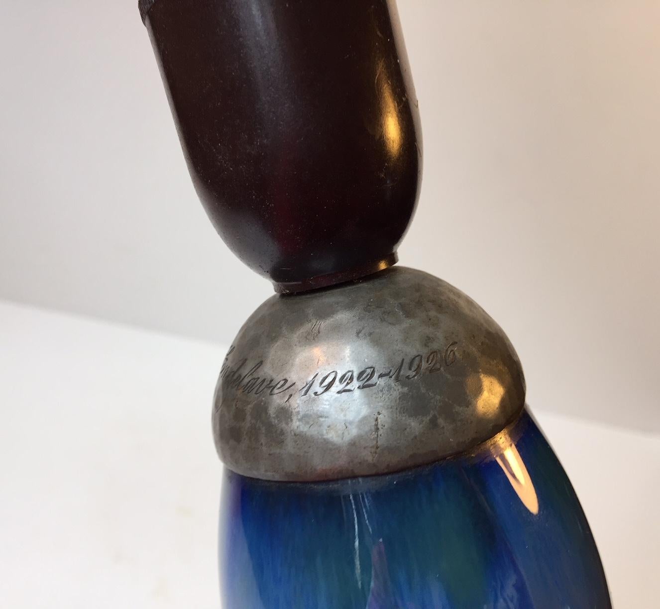 Vernissé Petite lampe de bureau Jugend émaillée bleue et violette, gourde, Europe, années 1910 en vente