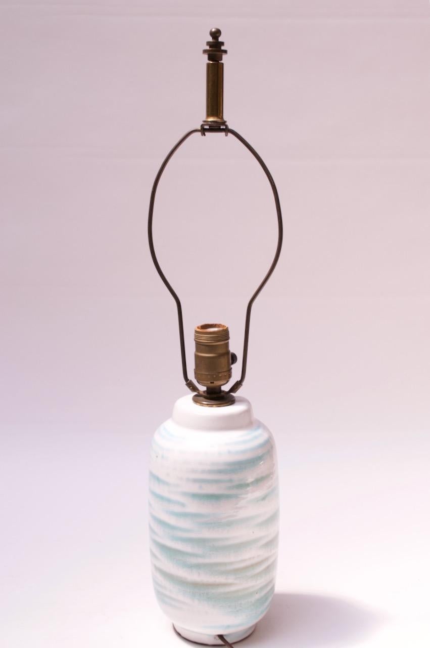 Mid-Century Modern Petite lampe de bureau en céramique bleue et blanche de Lee Rosen pour Design Technics en vente