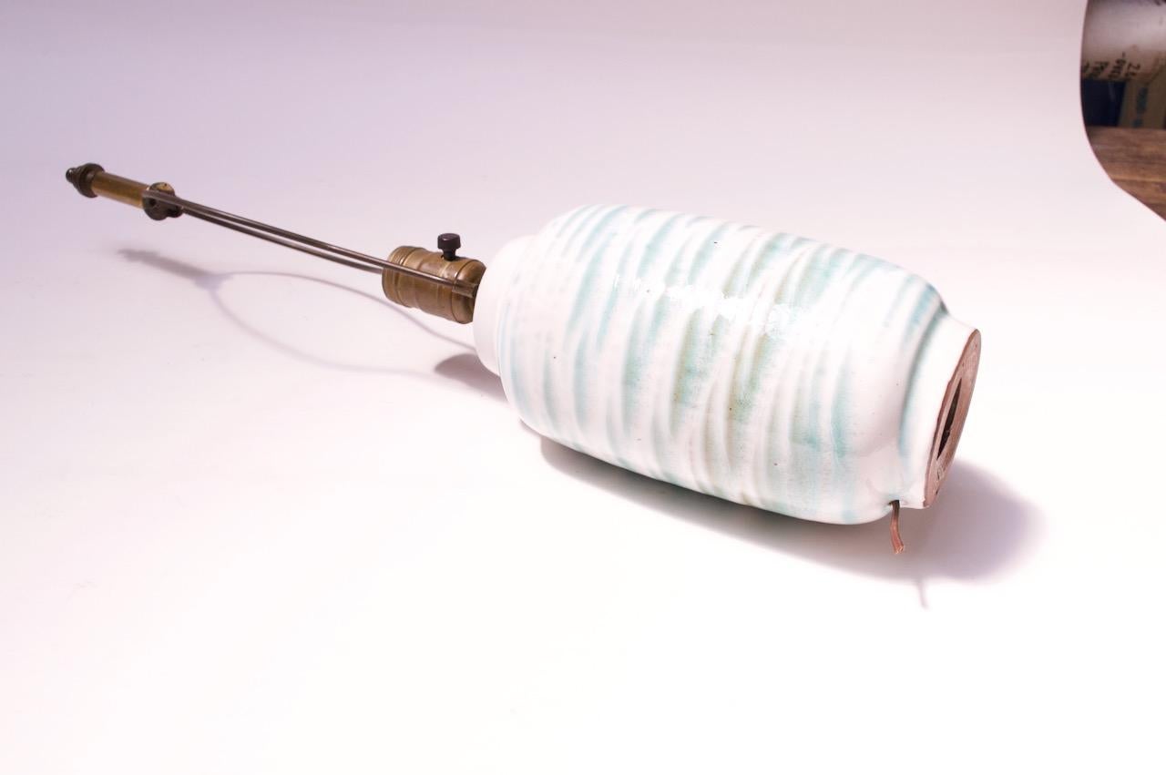 Américain Petite lampe de bureau en céramique bleue et blanche de Lee Rosen pour Design Technics en vente