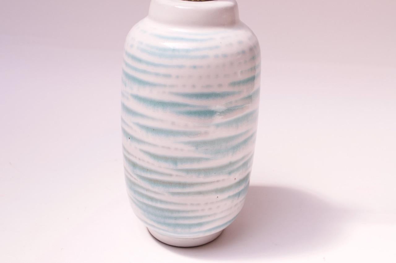Kleine blau-weiße Keramik-Tischlampe von Lee Rosen für Design Technics im Angebot 1