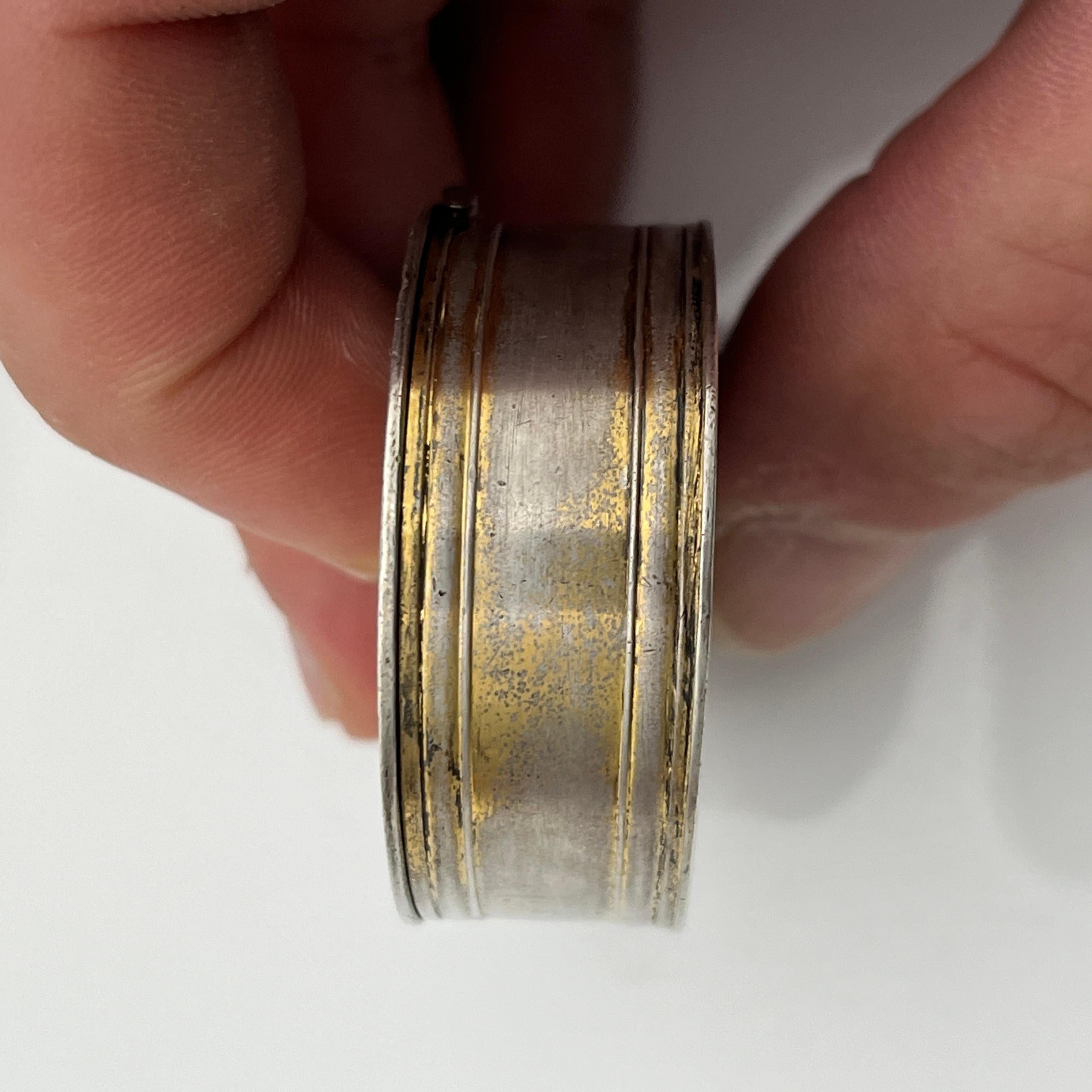 Petite boite en argent massif partiellement doré à décor chérubins, France, XIXe en vente 4