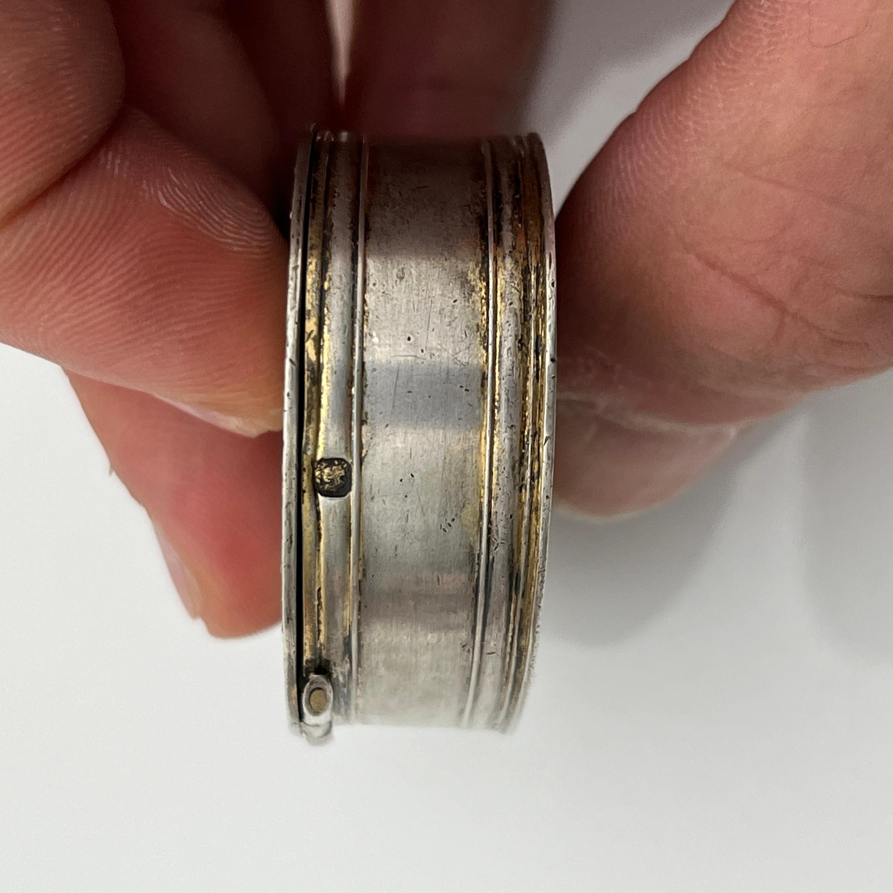 Petite boite en argent massif partiellement doré à décor chérubins, France, XIXe en vente 5