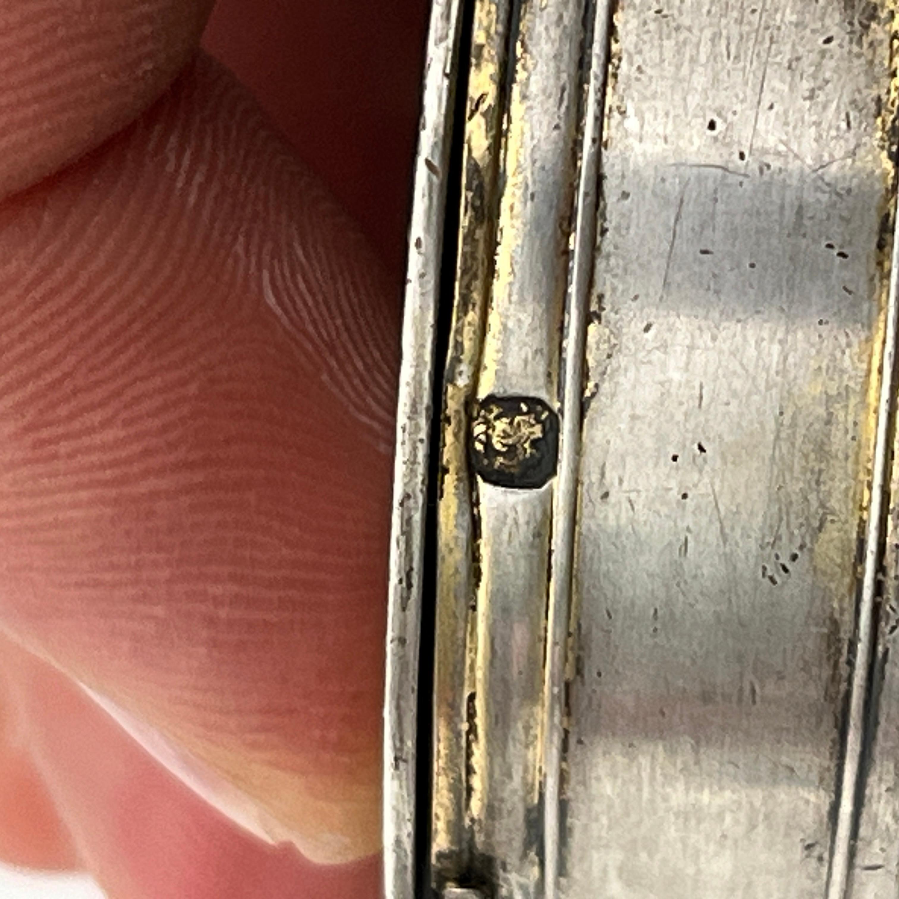 Petite boite en argent massif partiellement doré à décor chérubins, France, XIXe en vente 6