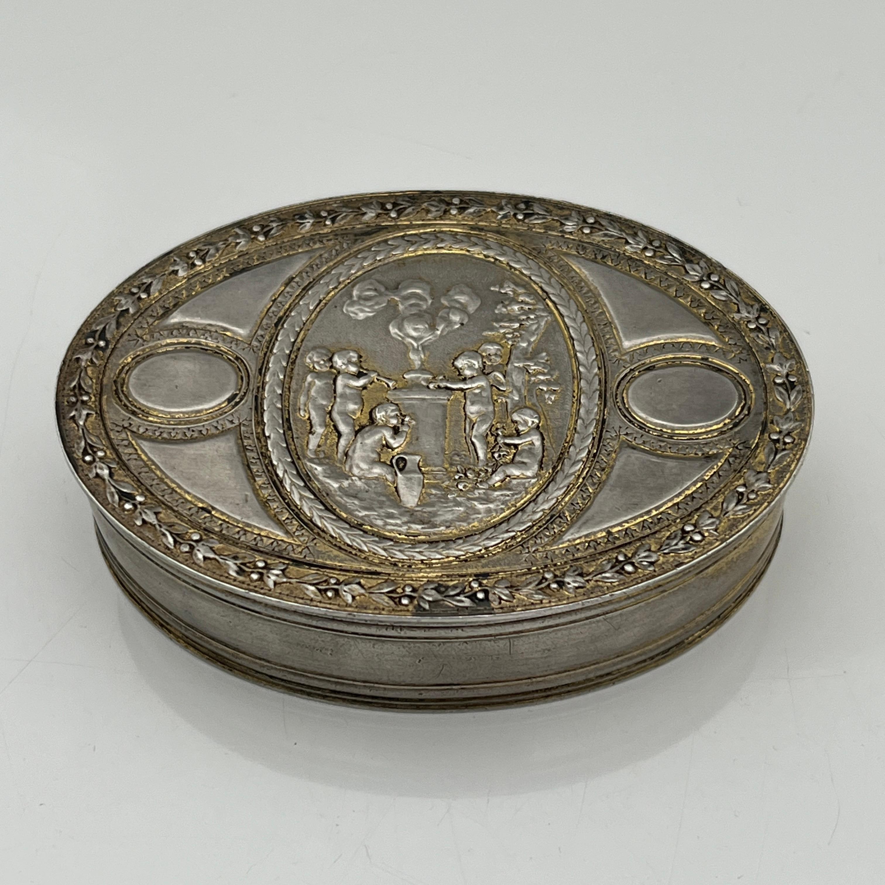 Petite boite en argent massif réalisé en France au XIX. Décor de chérubins. Anciennement doré. La dorure subsiste a certain endroit notamment a l'intérieur. Deux poinçons de garantie garantissent le métal. La boite est en bon état d'usage et ferme