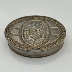 Petite boite en argent massif partiellement doré à décor chérubins, France, XIXe