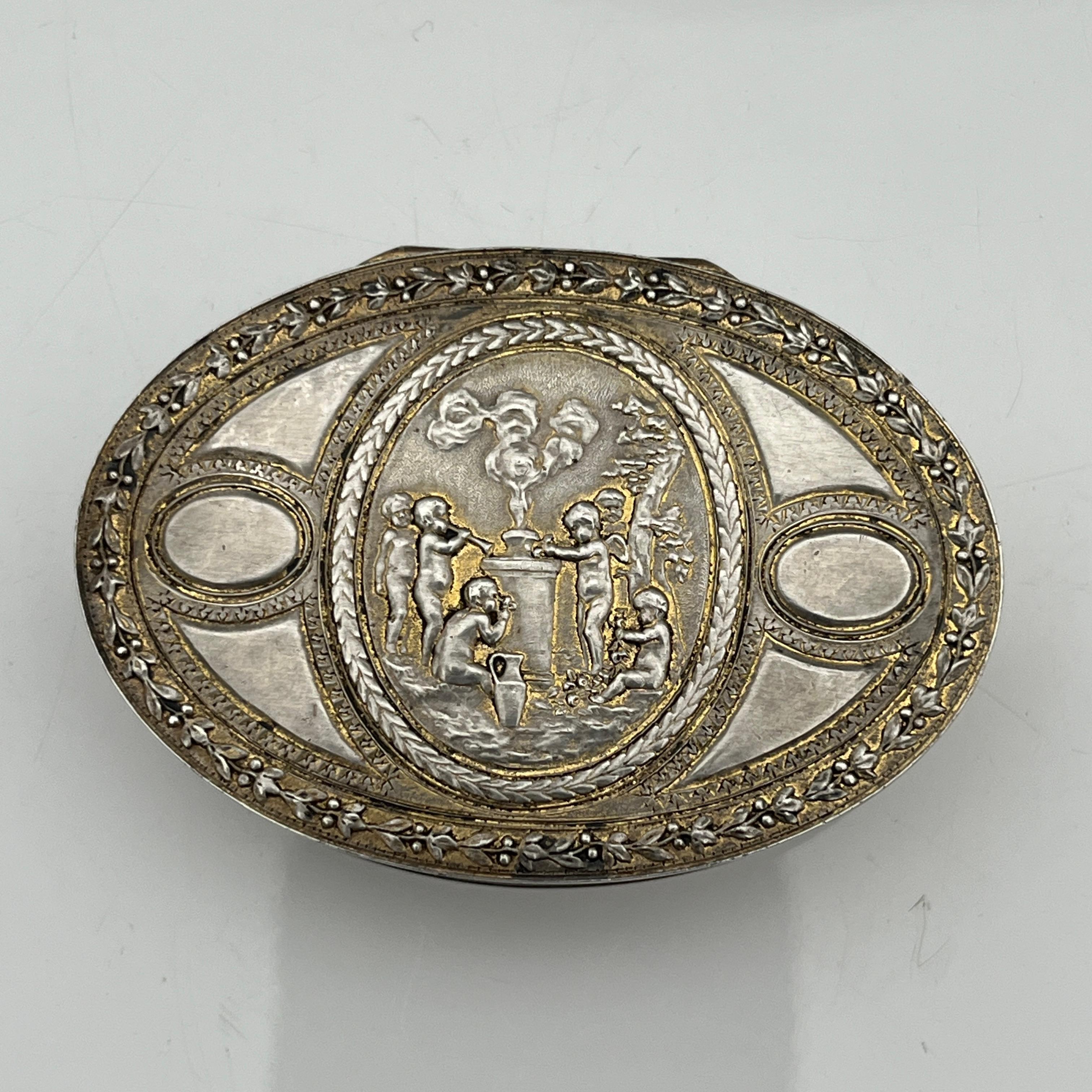Rococo Petite boite en argent massif partiellement doré à décor chérubins, France, XIXe en vente