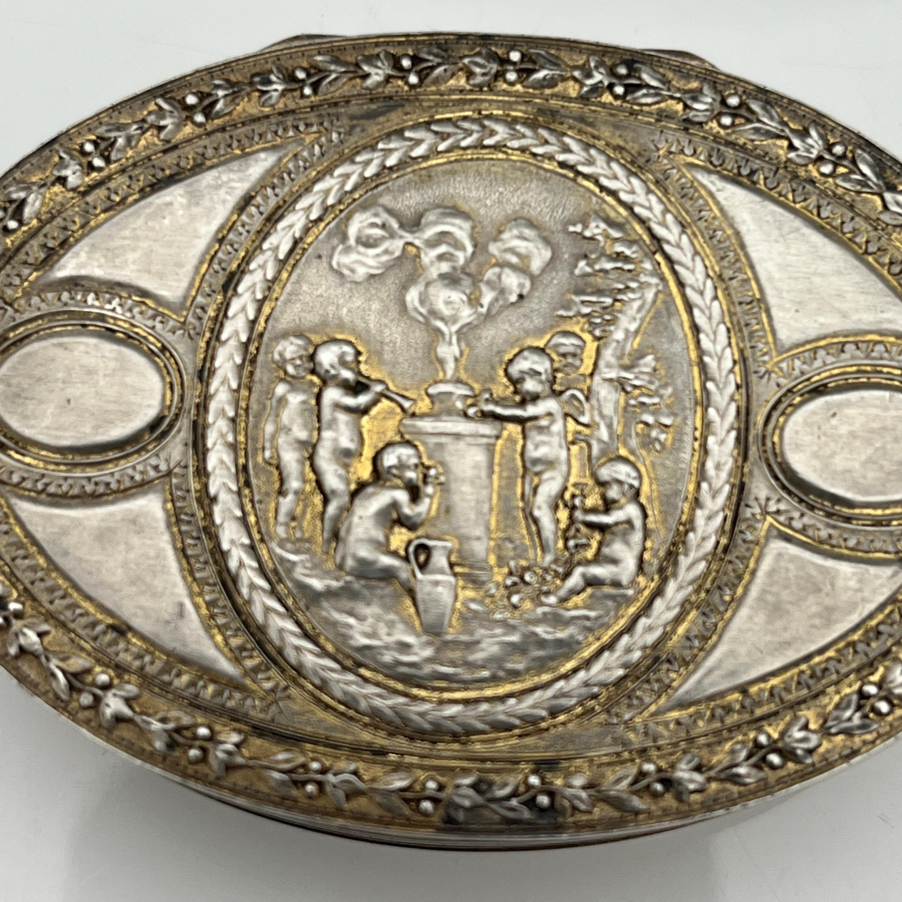XIXe siècle Petite boite en argent massif partiellement doré à décor chérubins, France, XIXe en vente